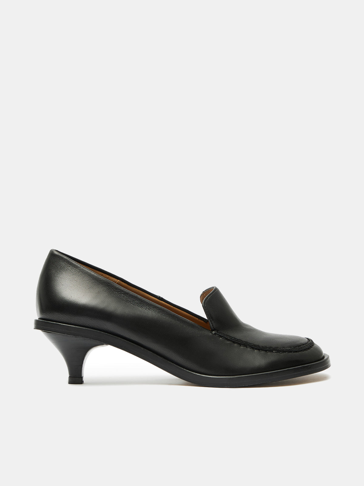 Zapato de mujer en piel con tacón bajo. Opal