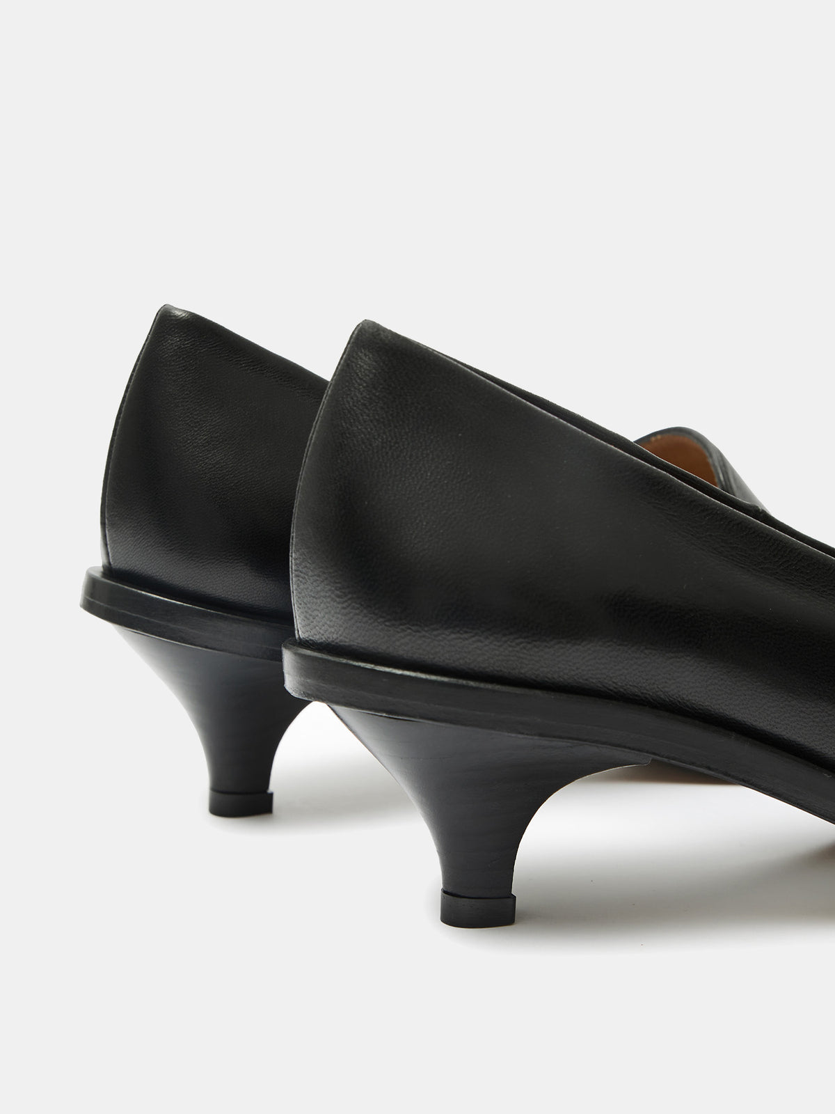 Zapato de mujer en piel con tacón bajo. Opal