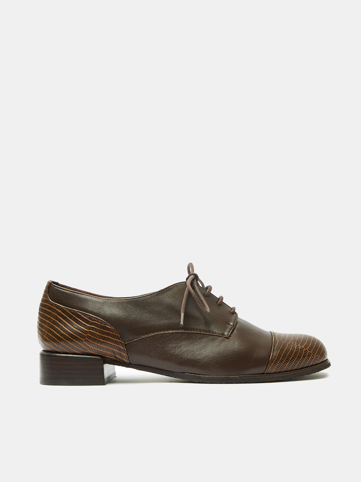Scarpa da donna in pelle con tacco basso. Mavi