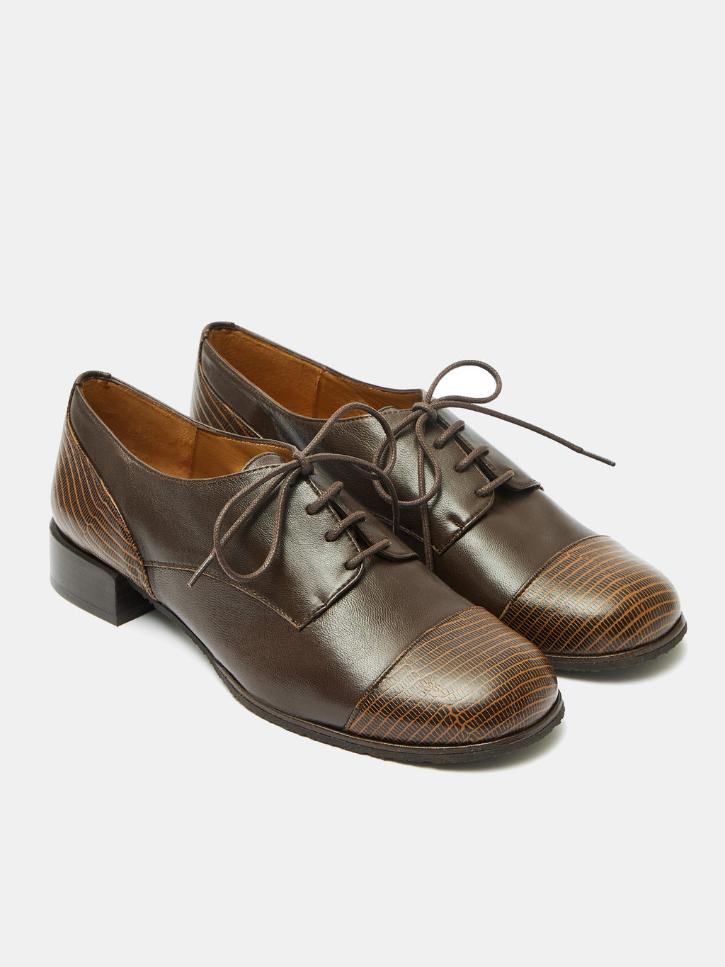 Scarpa da donna in pelle con tacco basso. Mavi