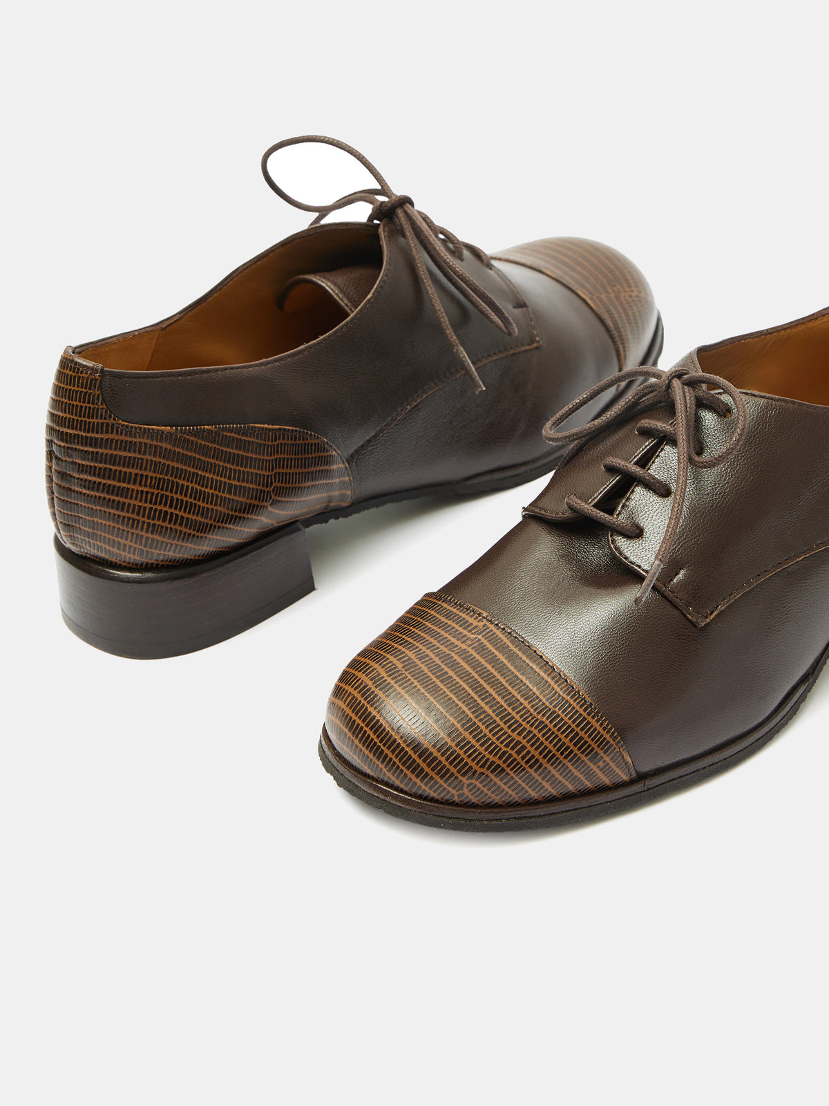 Scarpa da donna in pelle con tacco basso. Mavi