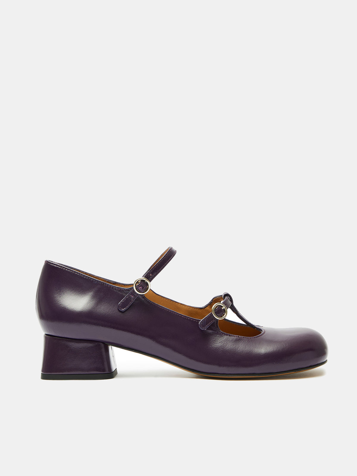 Zapato de mujer en piel con tacón bajo. Orieta
