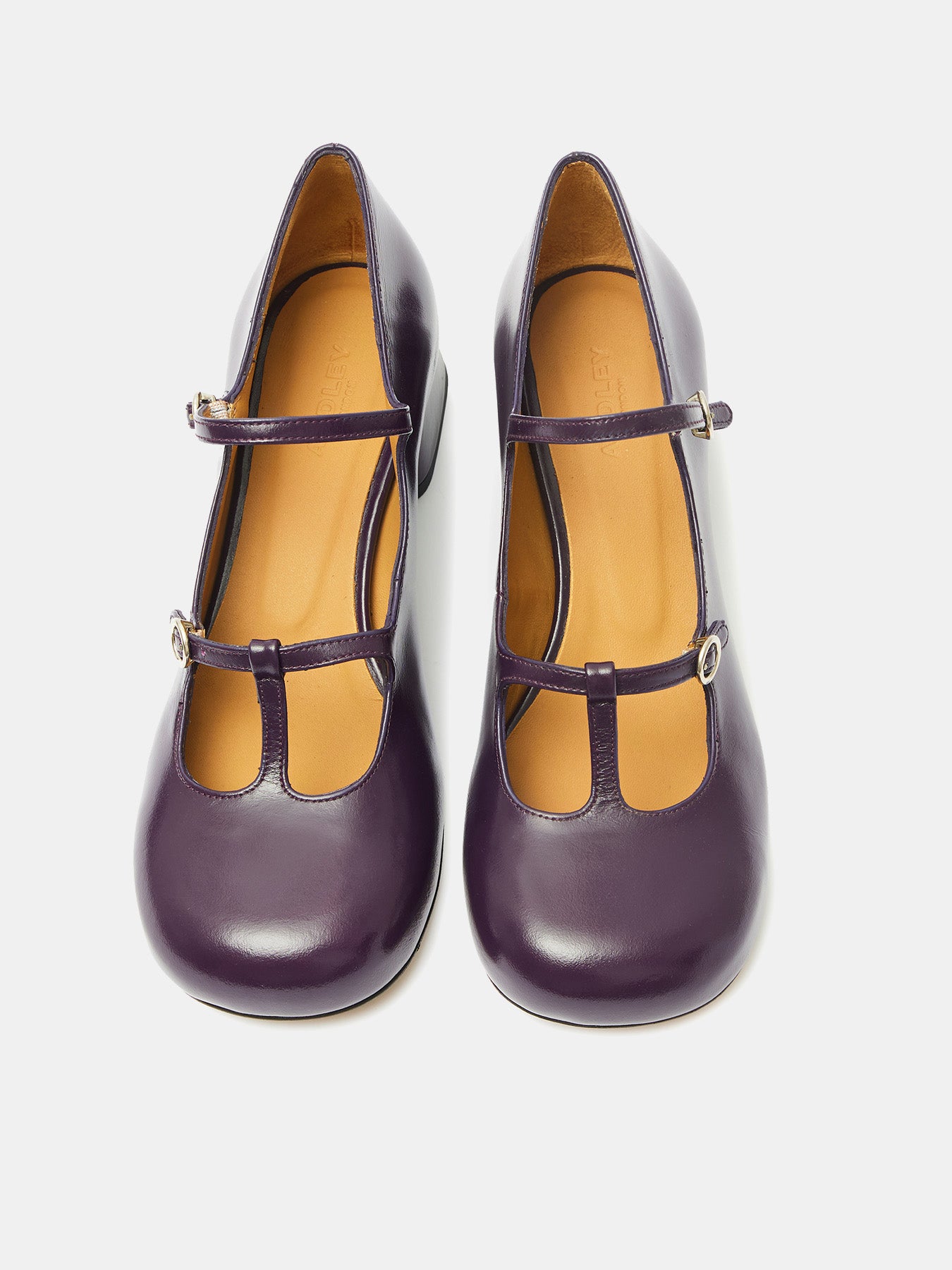 Zapato de mujer en piel con tacón bajo. Orieta