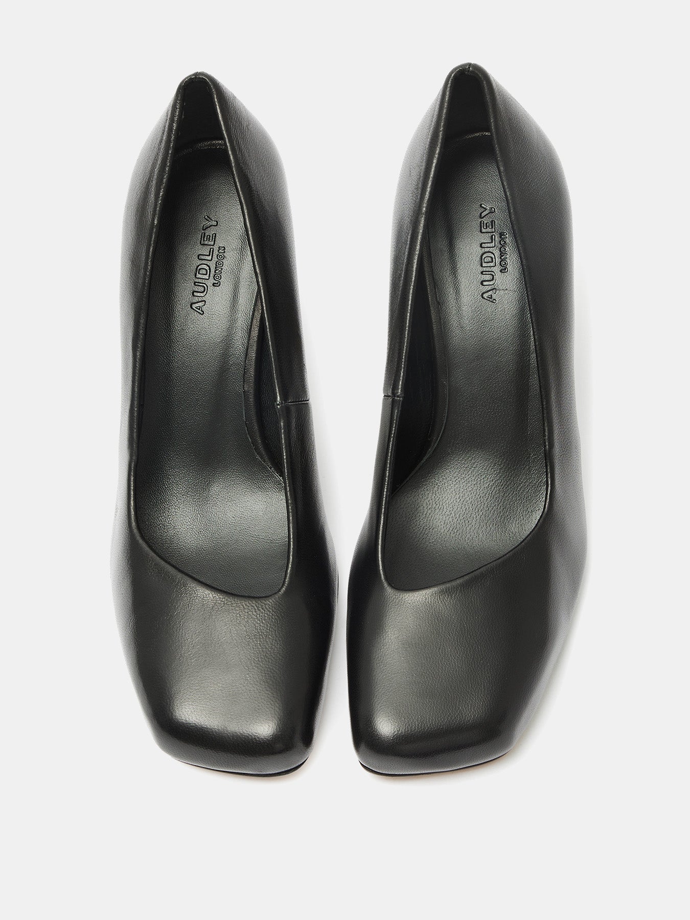 Zapato de mujer en piel con tacón alto. Onelia