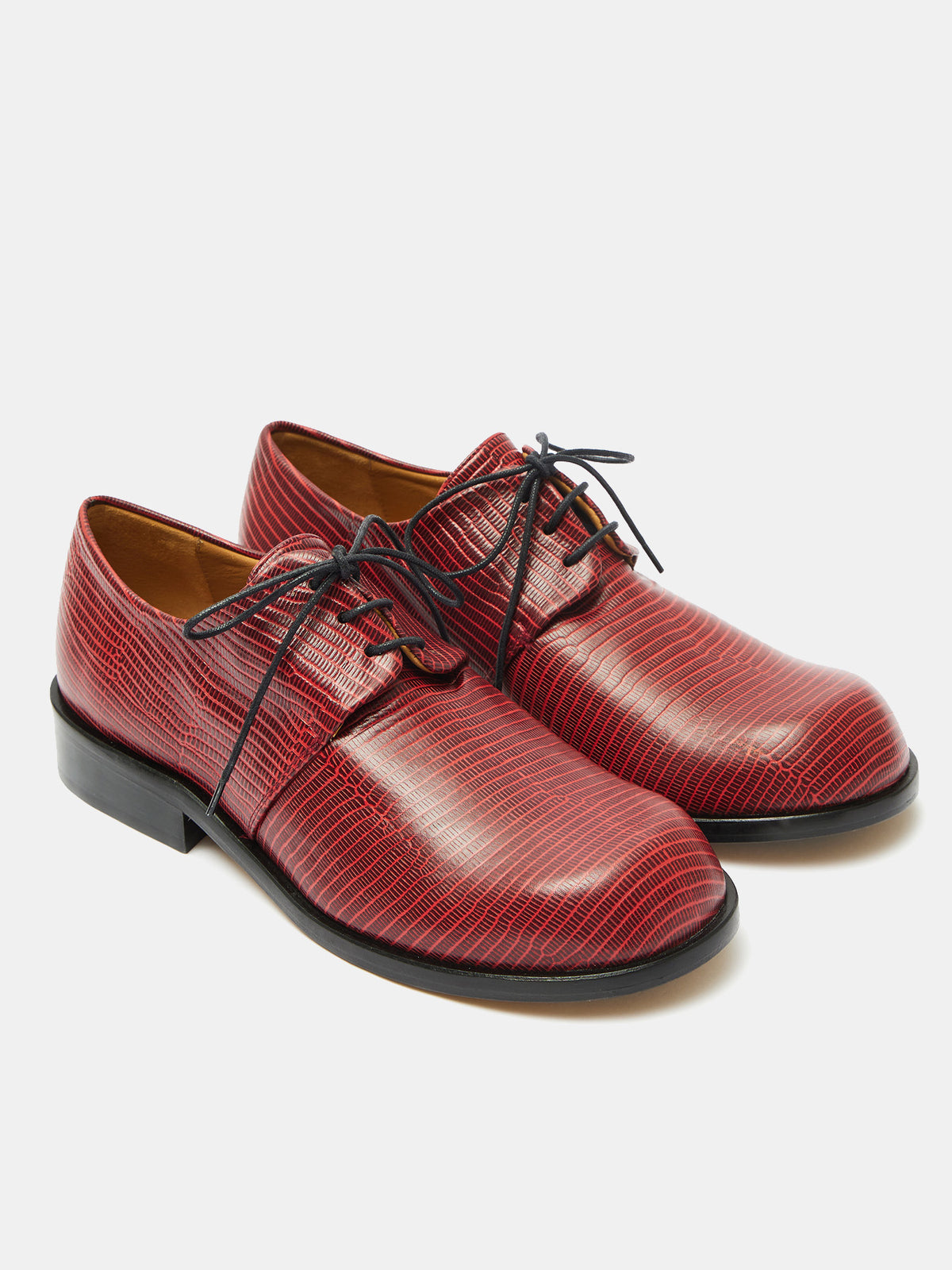 Zapato de mujer en piel con tacón bajo. Okelani