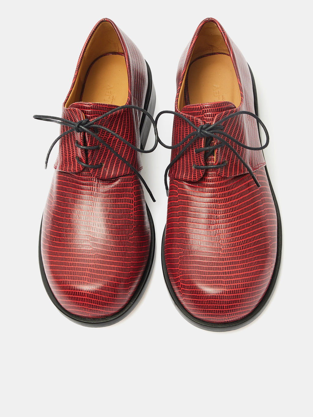 Zapato de mujer en piel con tacón bajo. Okelani