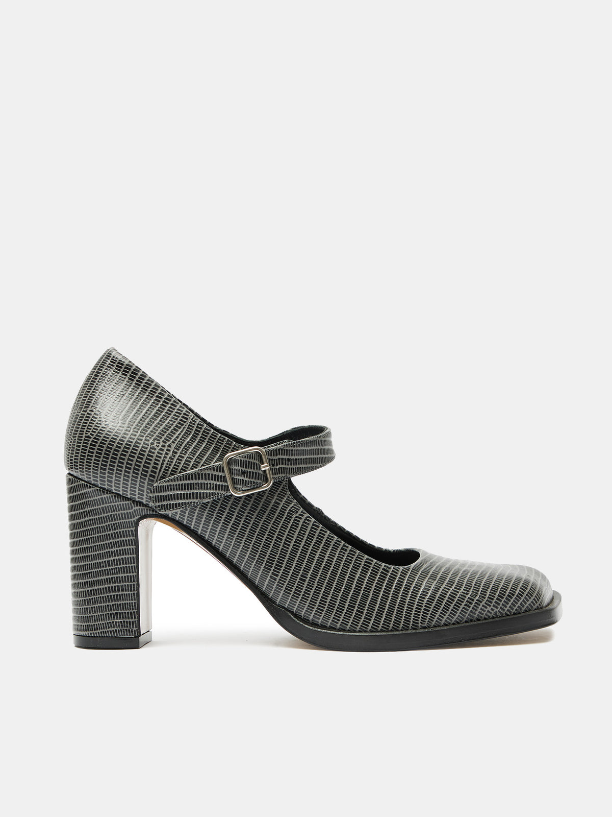Women's leather shoe with a low heel. Mavi