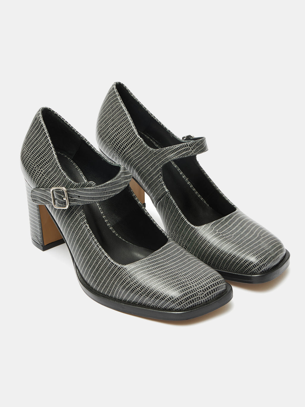 Women's leather shoe with a low heel. Mavi
