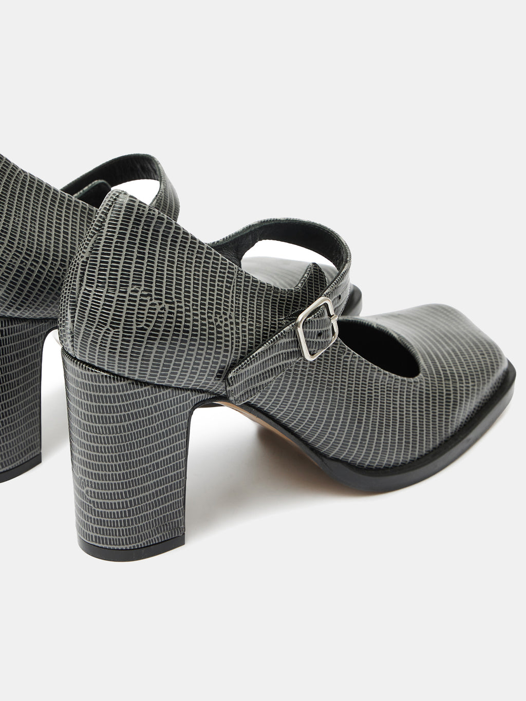 Women's leather shoe with a low heel. Mavi