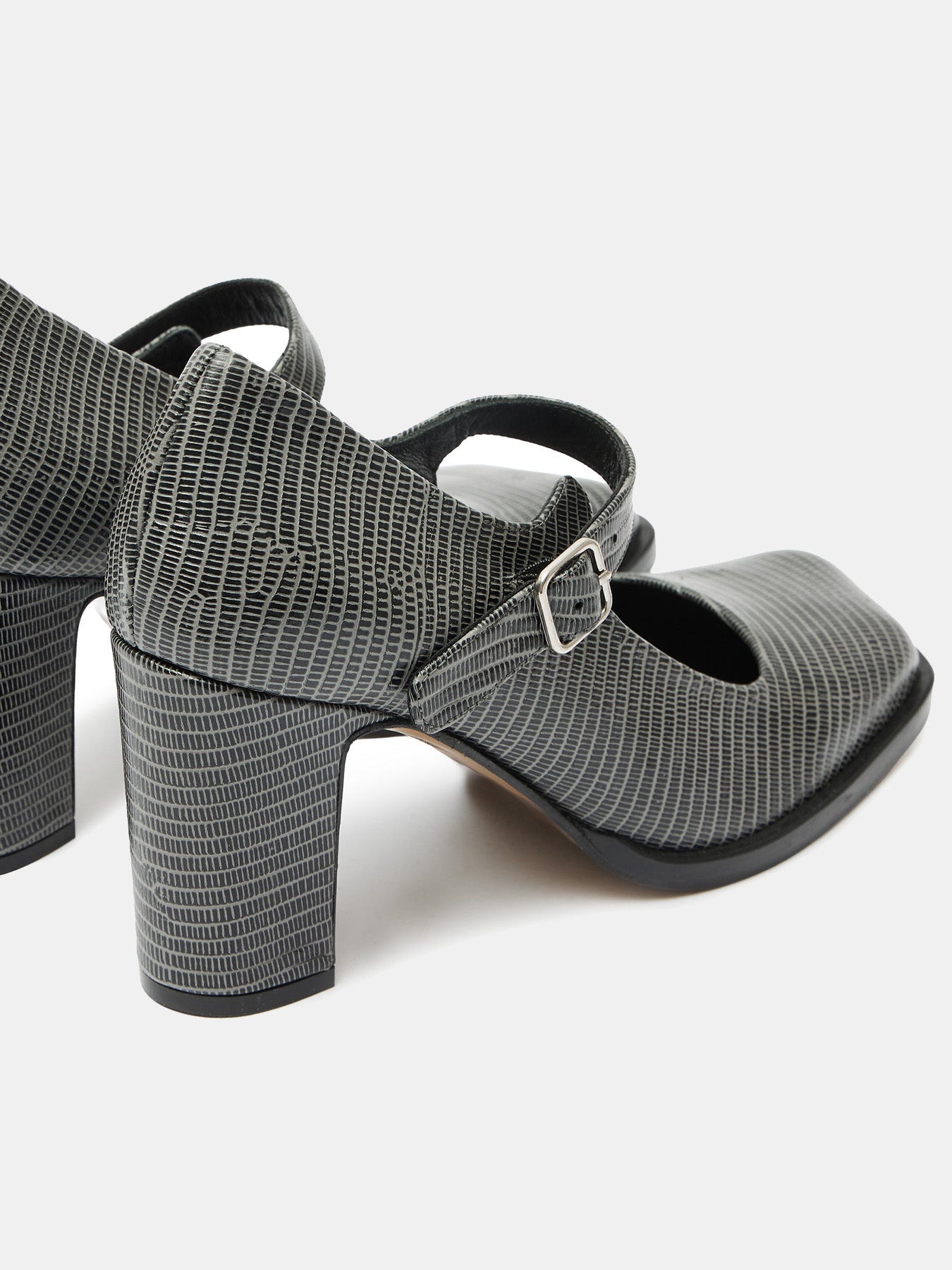 Women's leather shoe with a low heel. Mavi