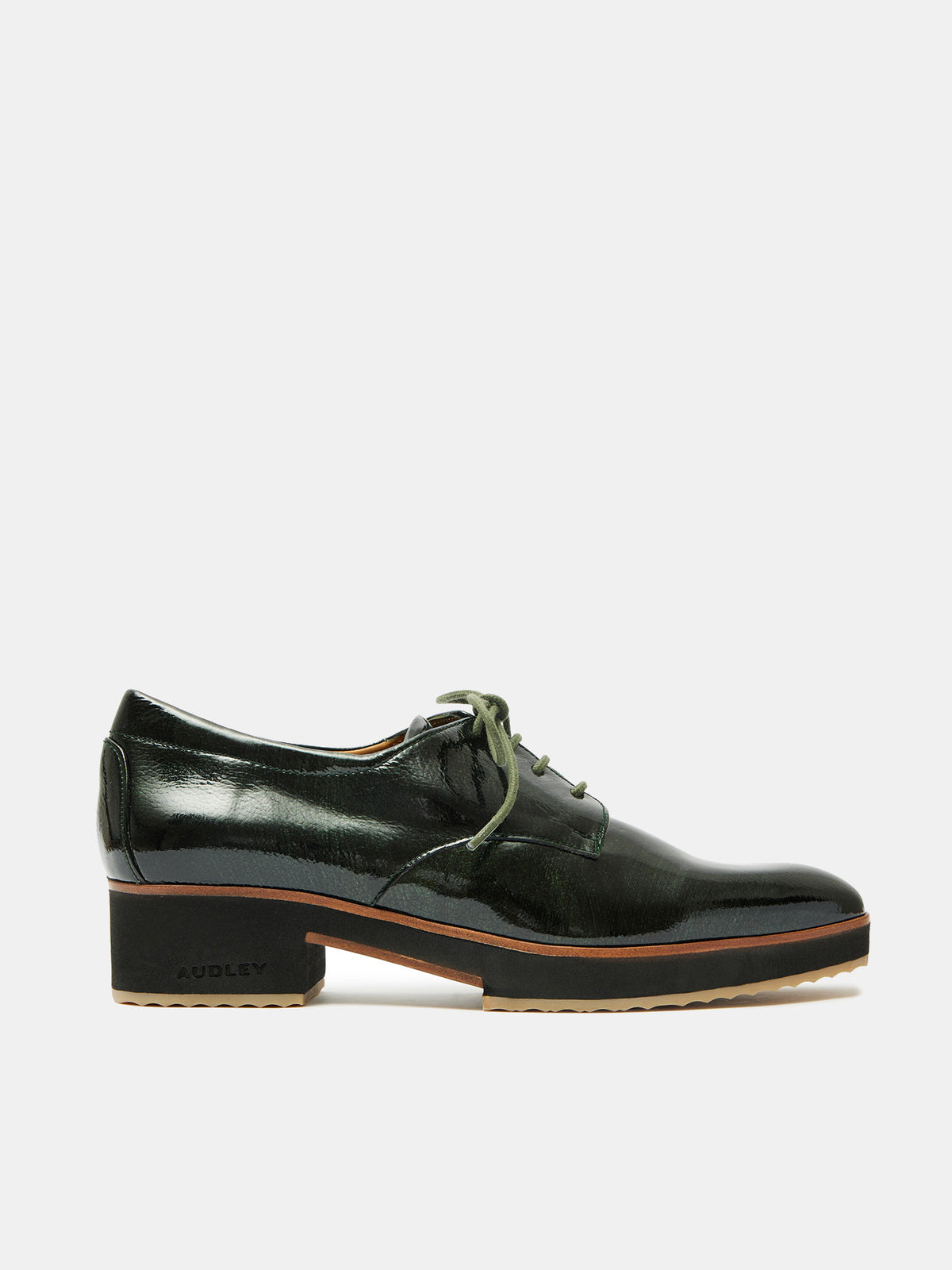 Zapato de mujer en piel con tacón bajo. Olha