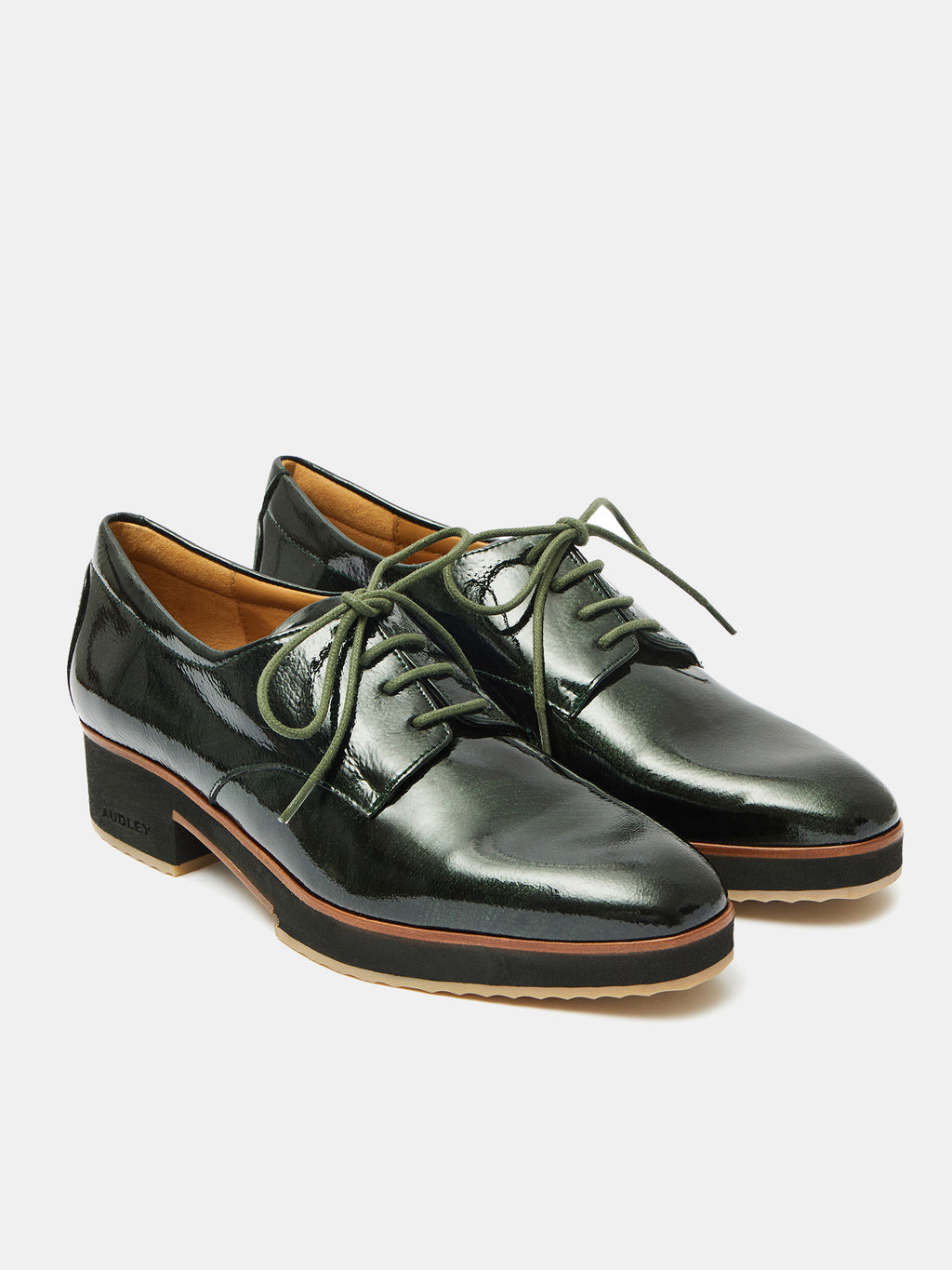 Zapato de mujer en piel con tacón bajo. Olha