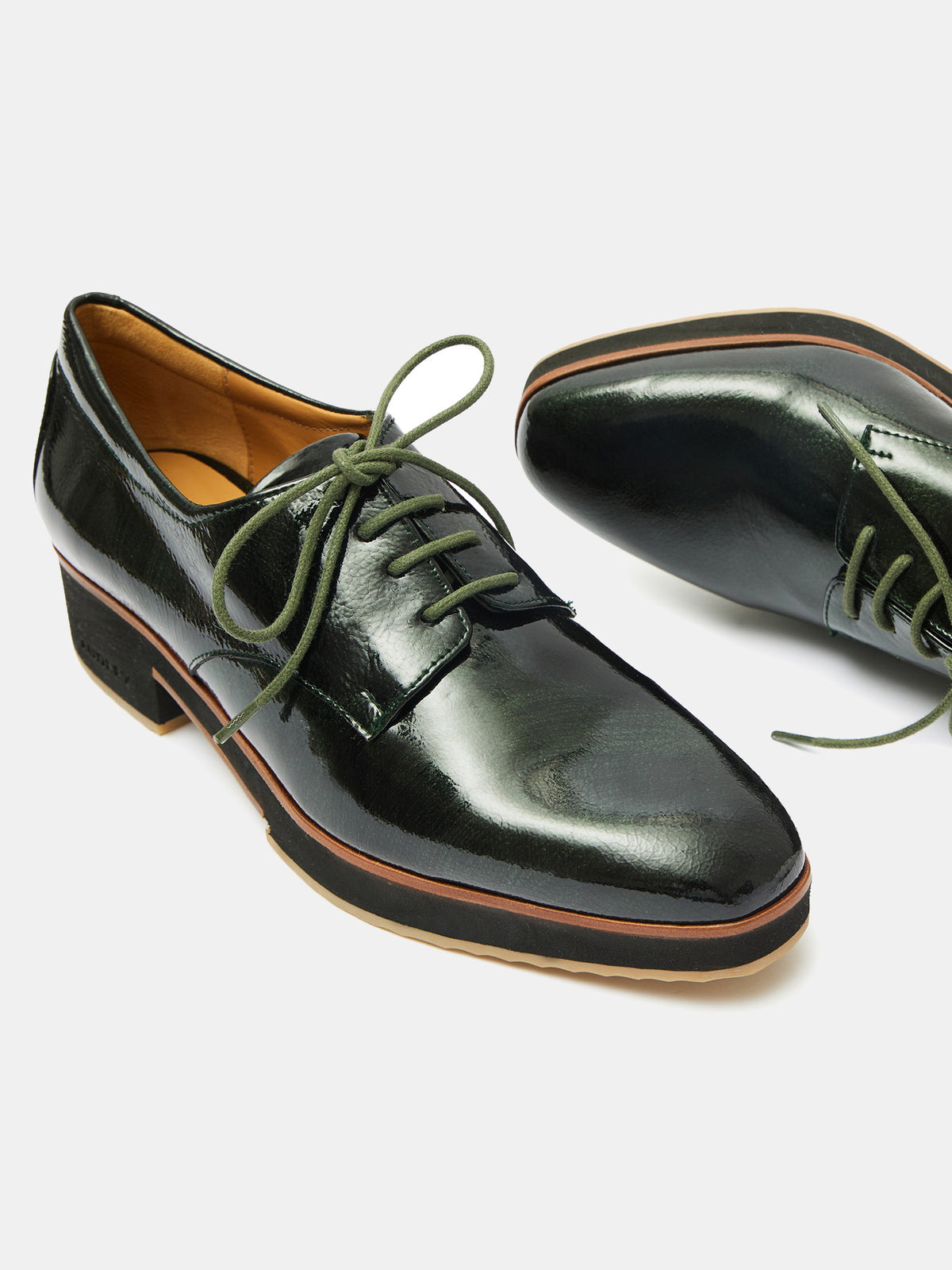 Zapato de mujer en piel con tacón bajo. Olha