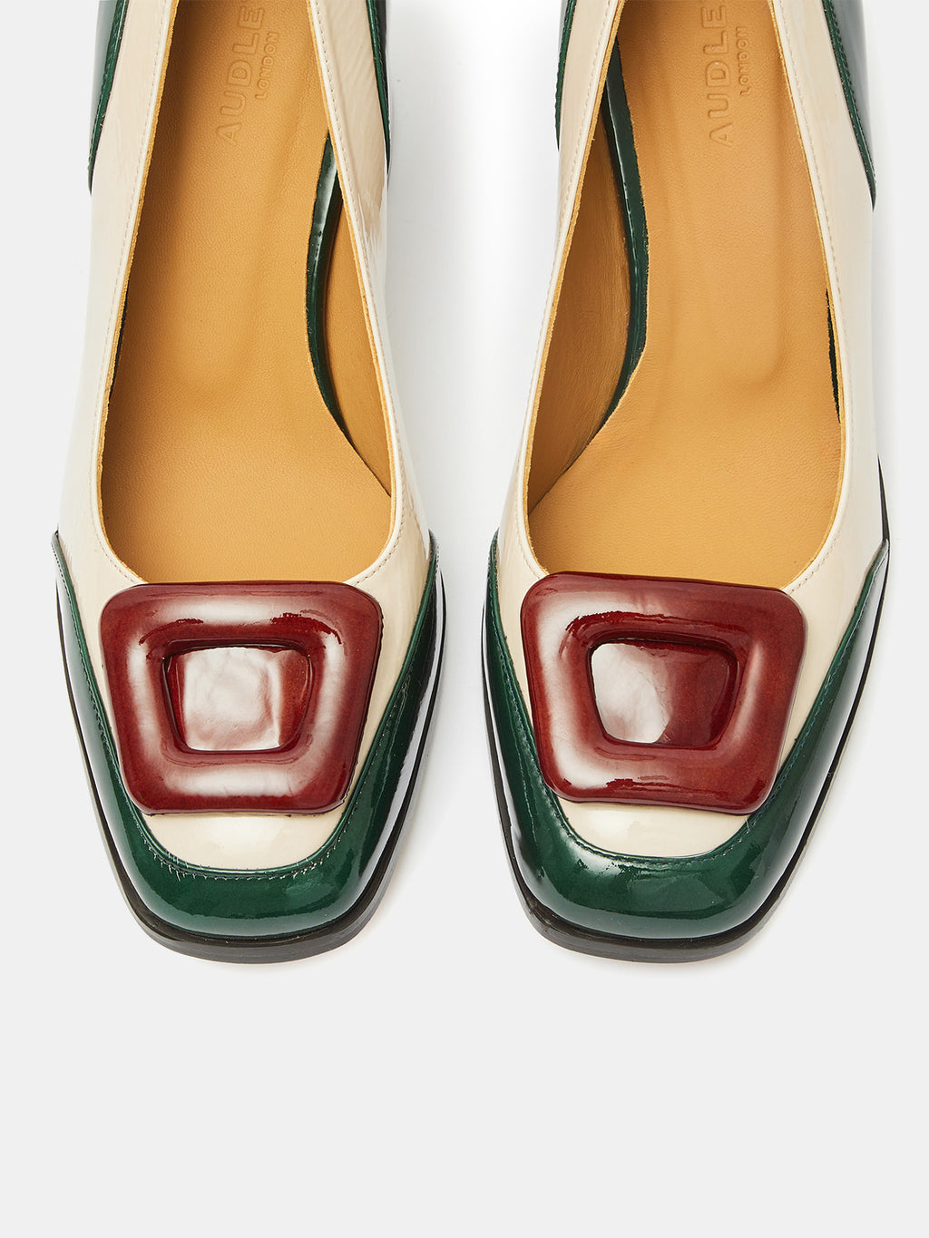 Zapato de mujer en piel con tacón alto. Oriola