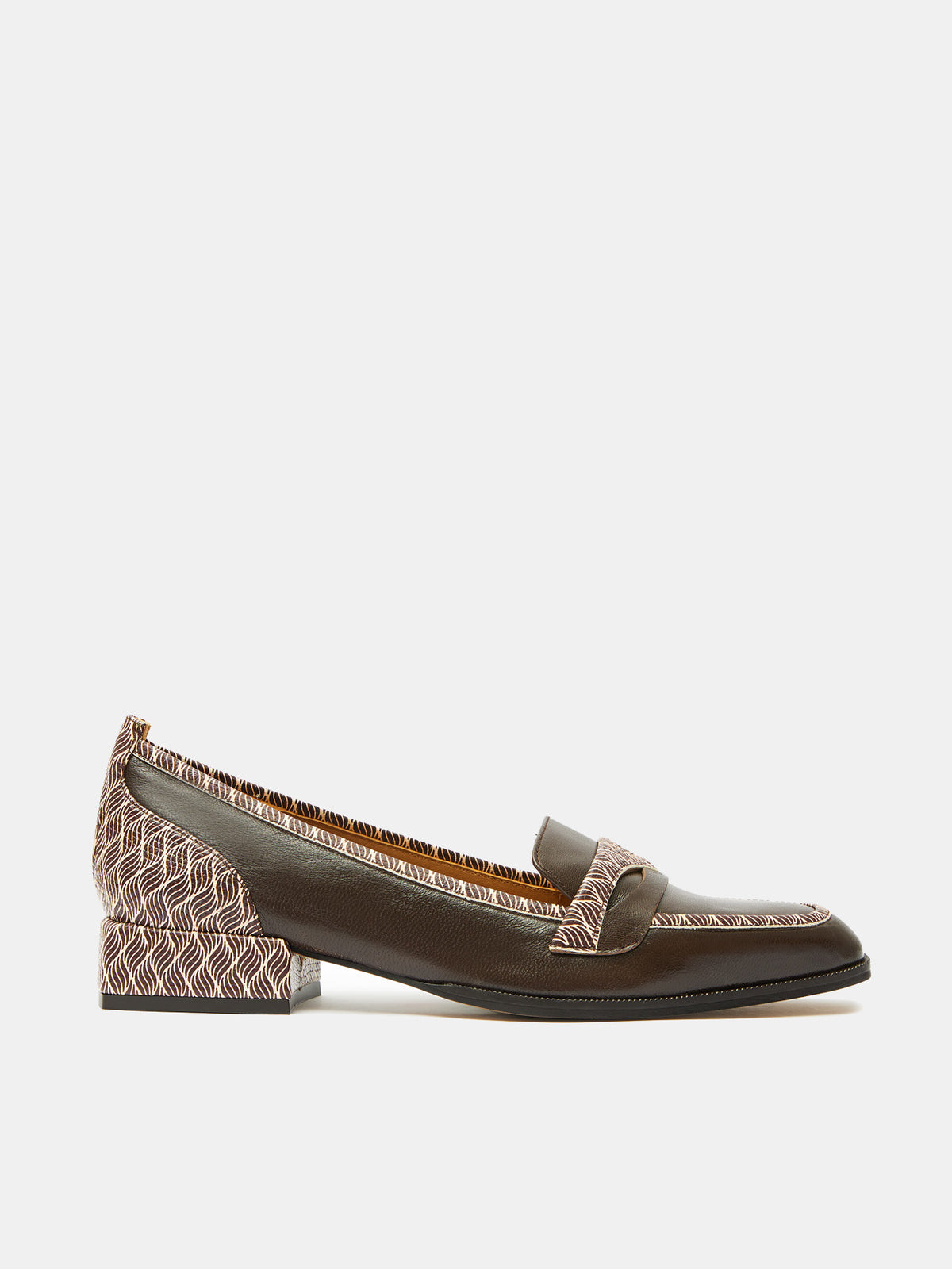 Scarpa da donna in pelle con tacco basso. Mavi