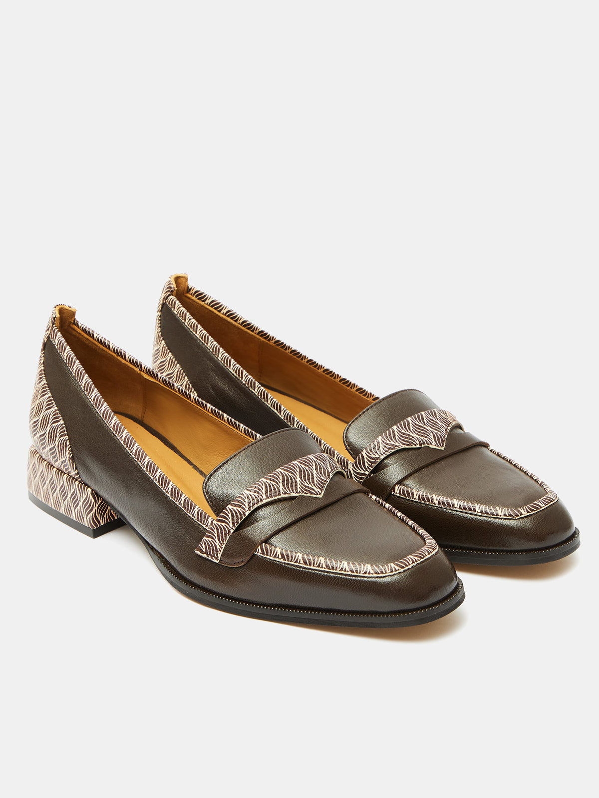 Scarpa da donna in pelle con tacco basso. Mavi