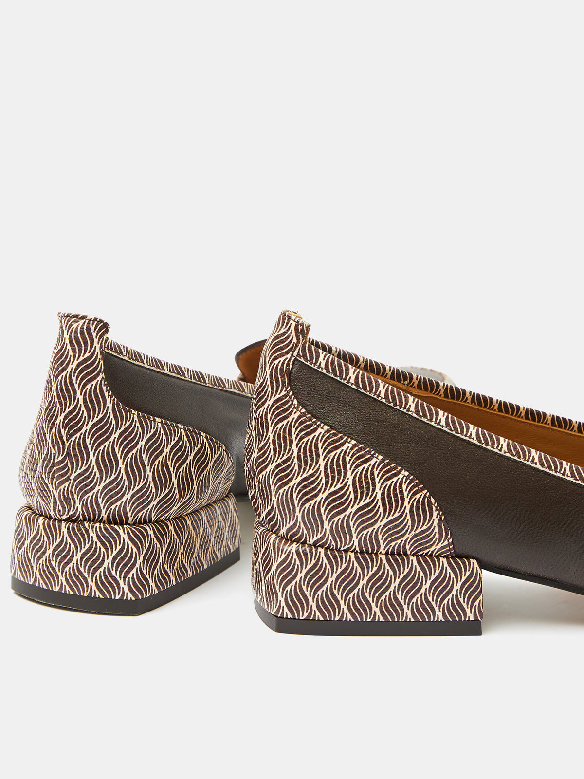 Scarpa da donna in pelle con tacco basso. Mavi