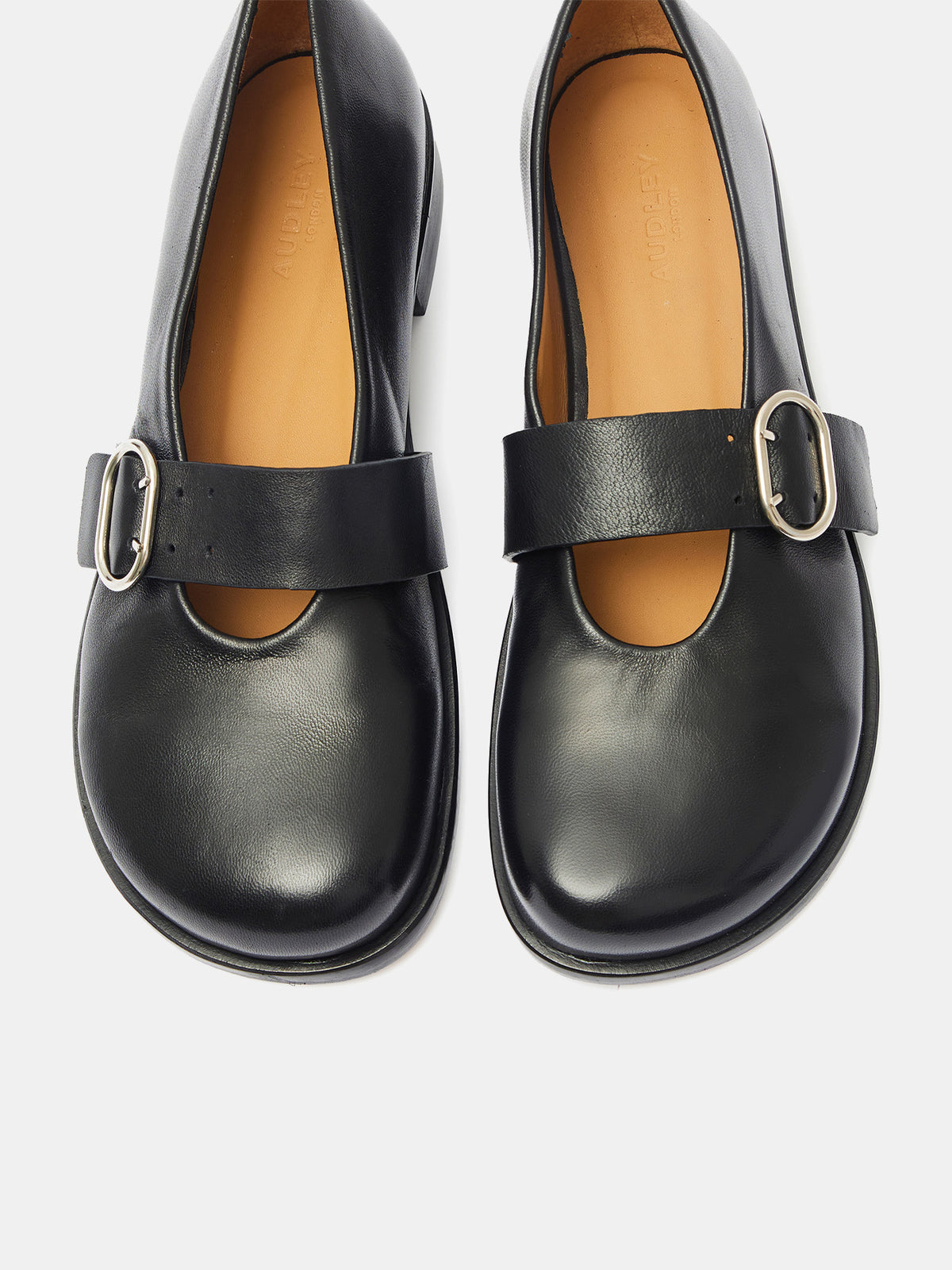 Scarpa da donna in pelle con tacco basso. Mavi
