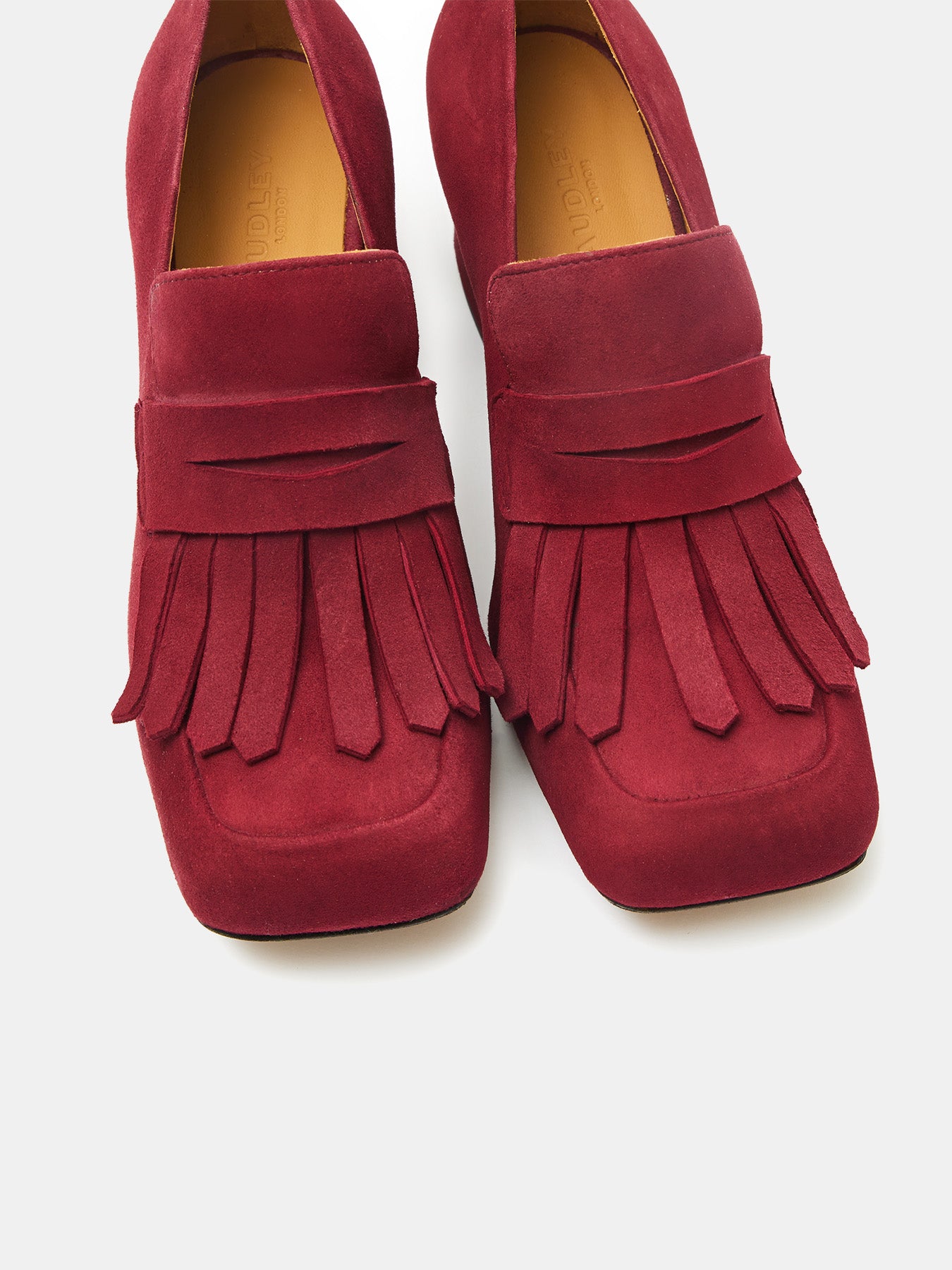 Women's leather shoe with a medium heel. Marga