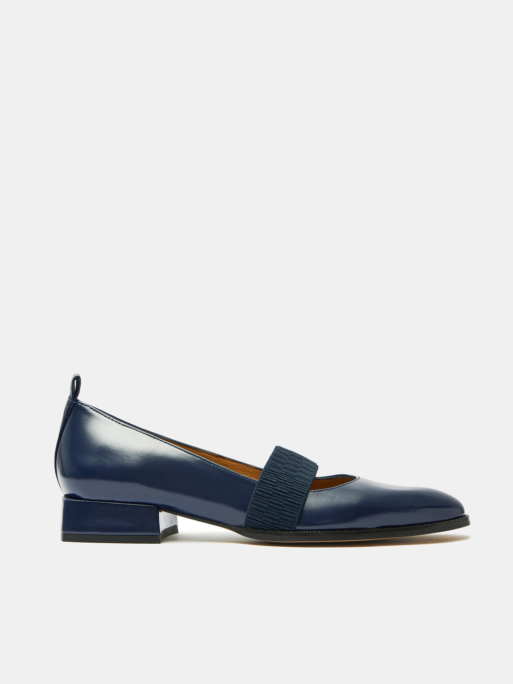 Zapato de mujer en piel con tacón bajo. Orlena