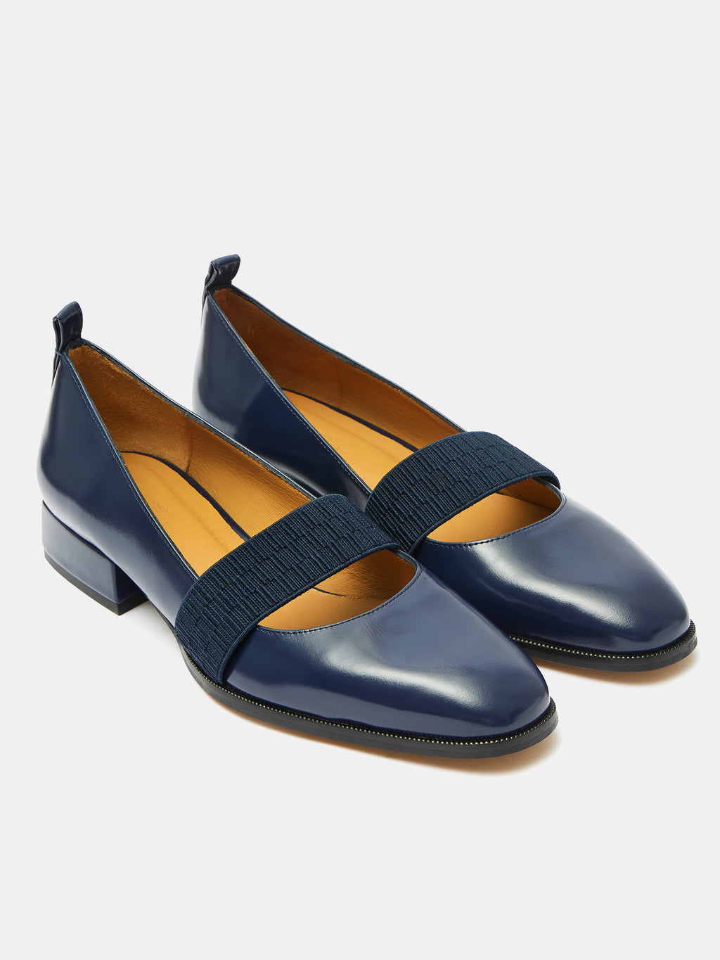 Zapato de mujer en piel con tacón bajo. Orlena