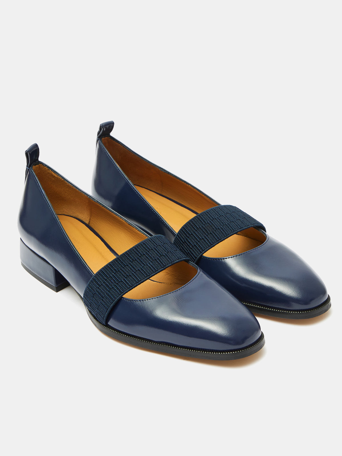 Zapato de mujer en piel con tacón bajo. Orlena