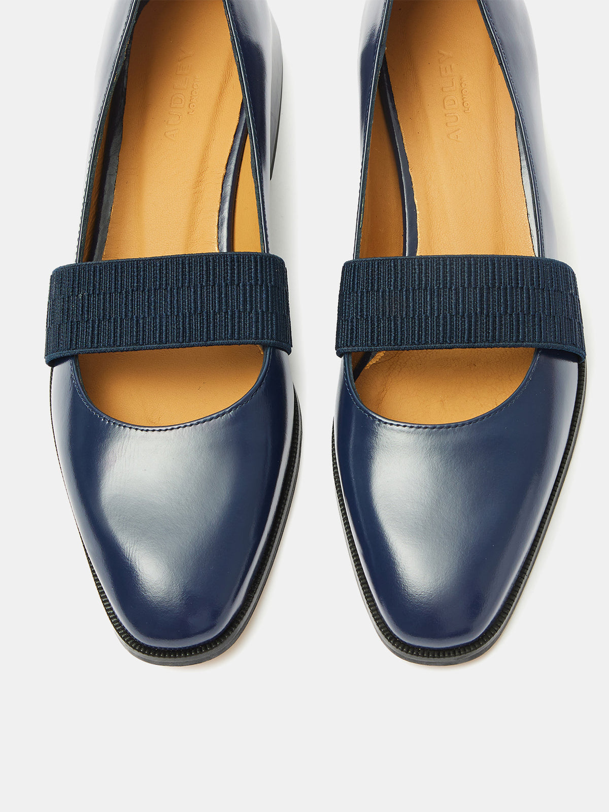 Zapato de mujer en piel con tacón bajo. Orlena