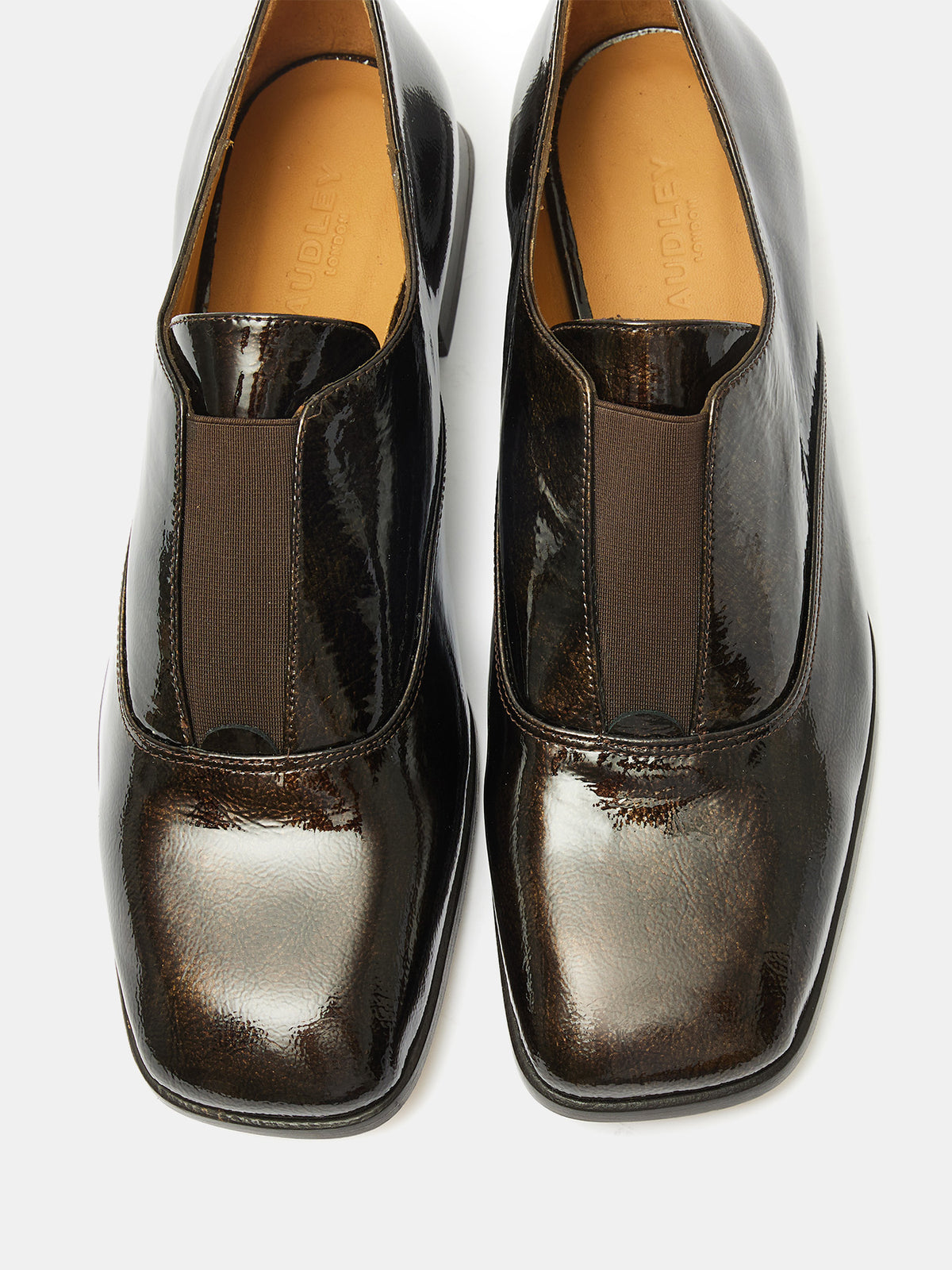 Scarpa da donna in pelle con tacco basso. Mavi