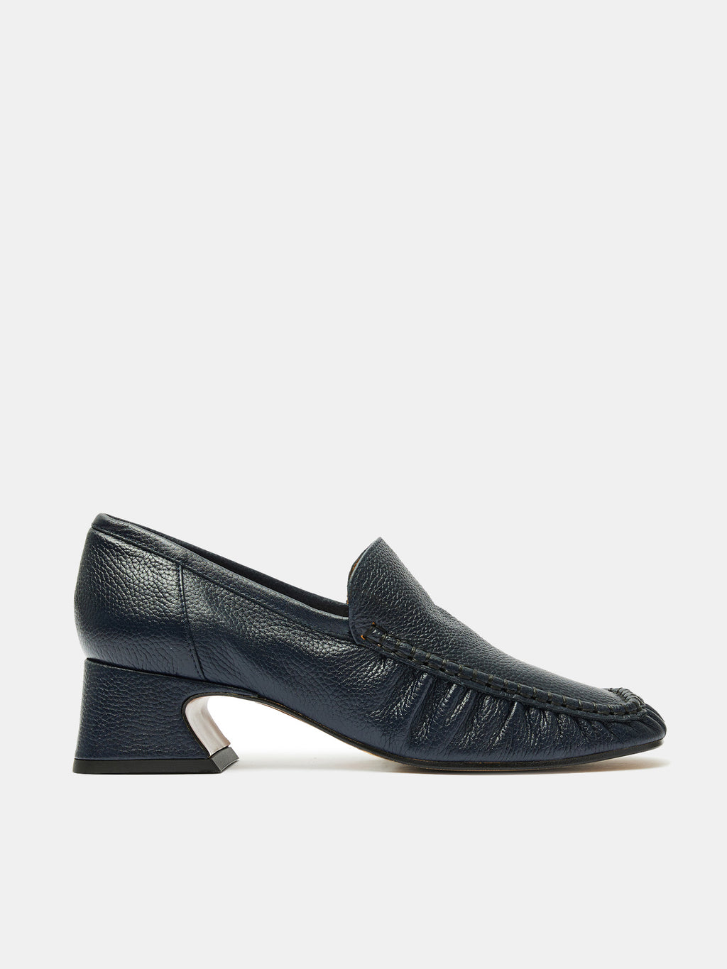 Zapato de mujer en piel con tacón bajo. Oceana