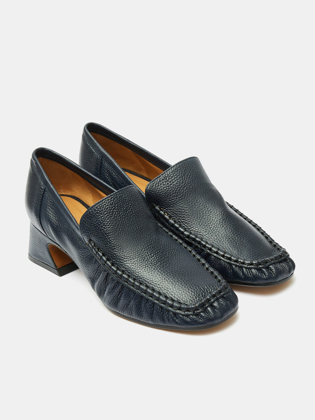 Zapato de mujer en piel con tacón bajo. Oceana
