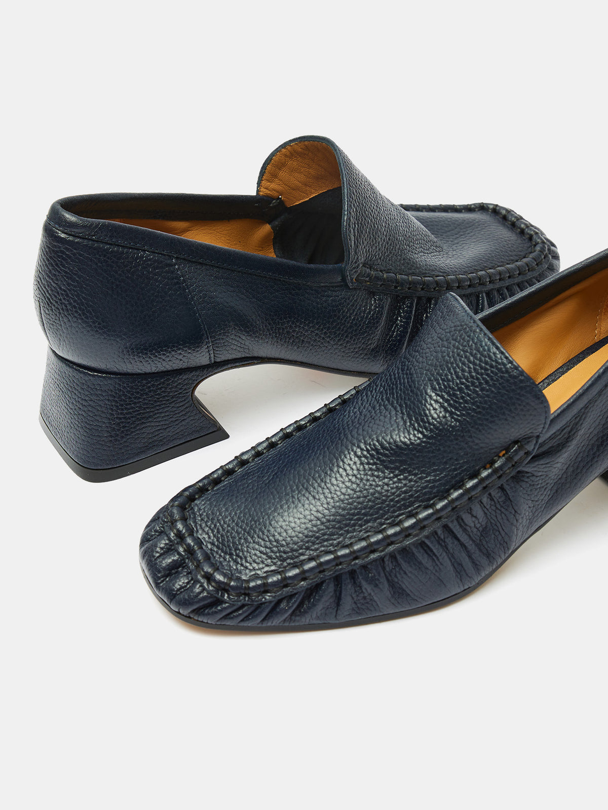 Zapato de mujer en piel con tacón bajo. Oceana