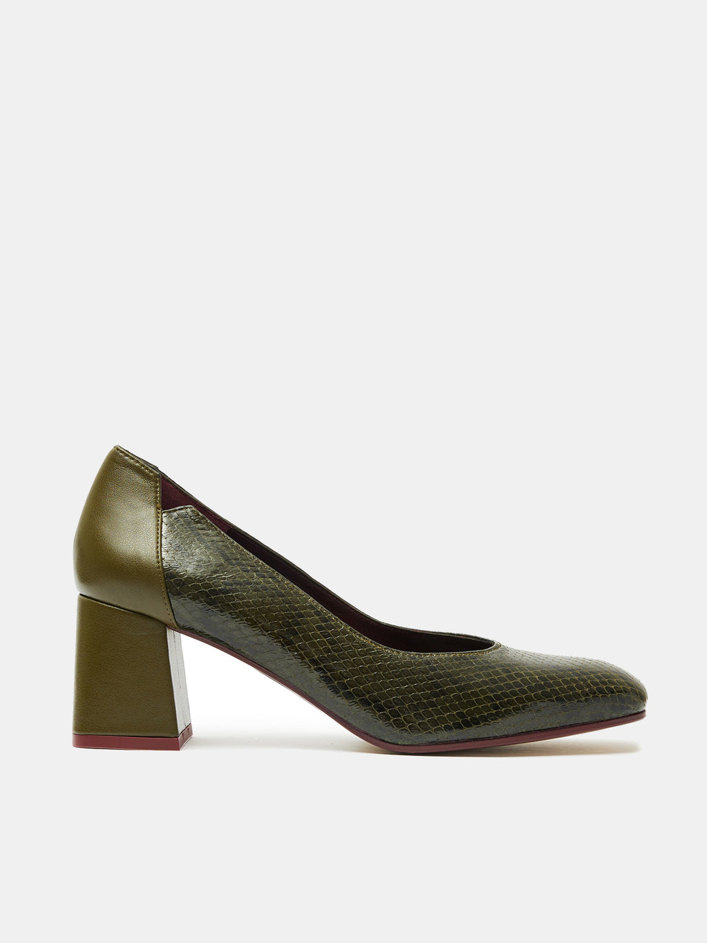 Women's leather shoe with a medium heel. Orfila