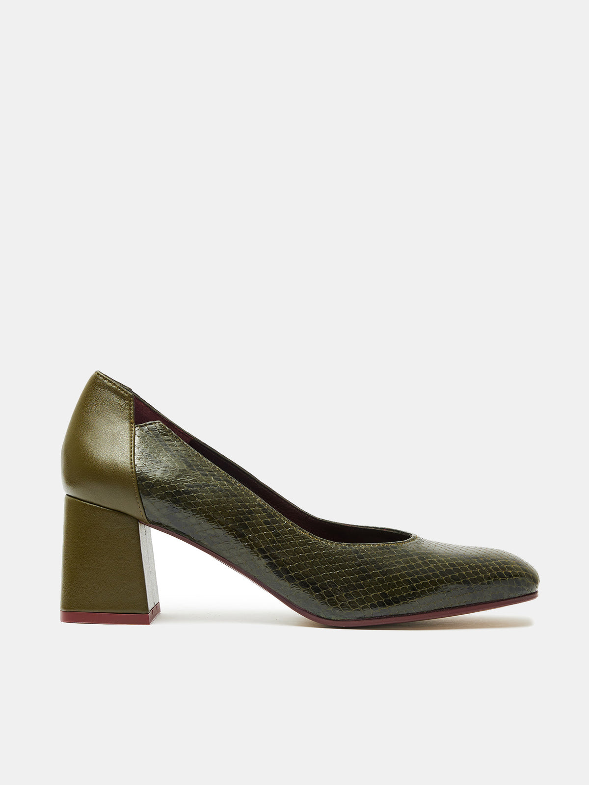 Women's leather shoe with a medium heel. Orfila