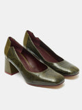 Women's leather shoe with a medium heel. Orfila