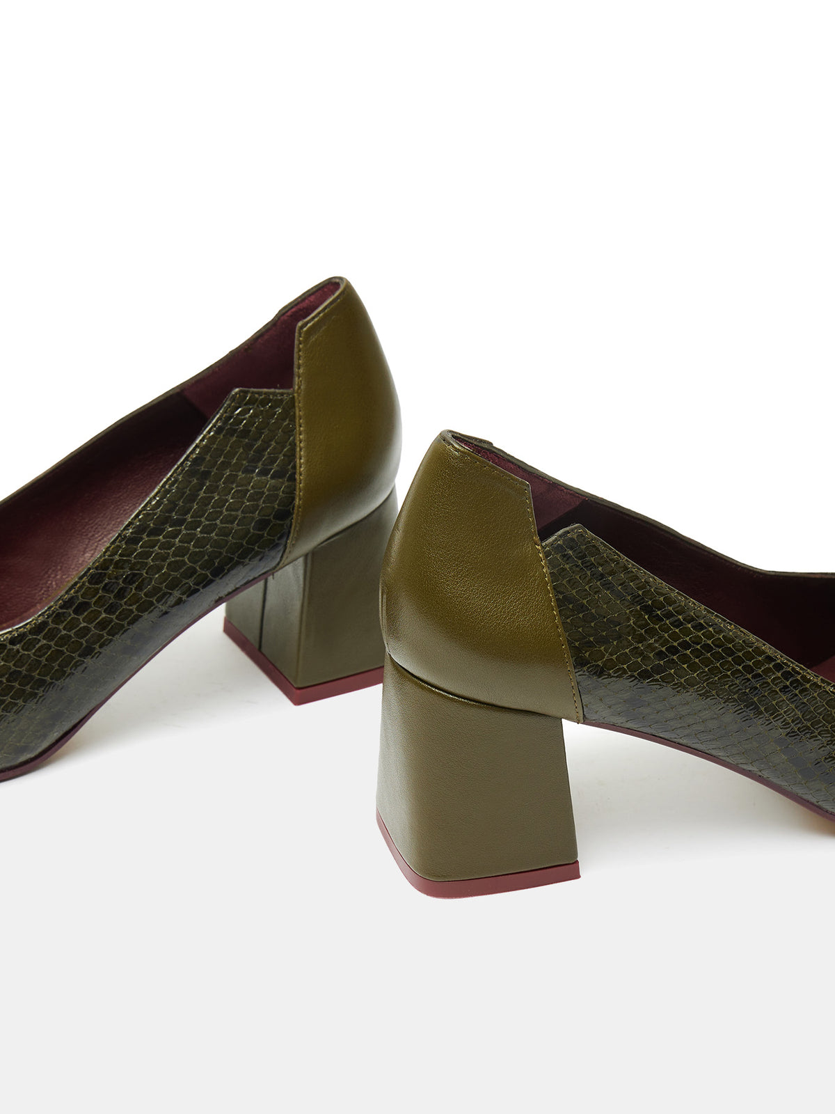 Women's leather shoe with a medium heel. Orfila