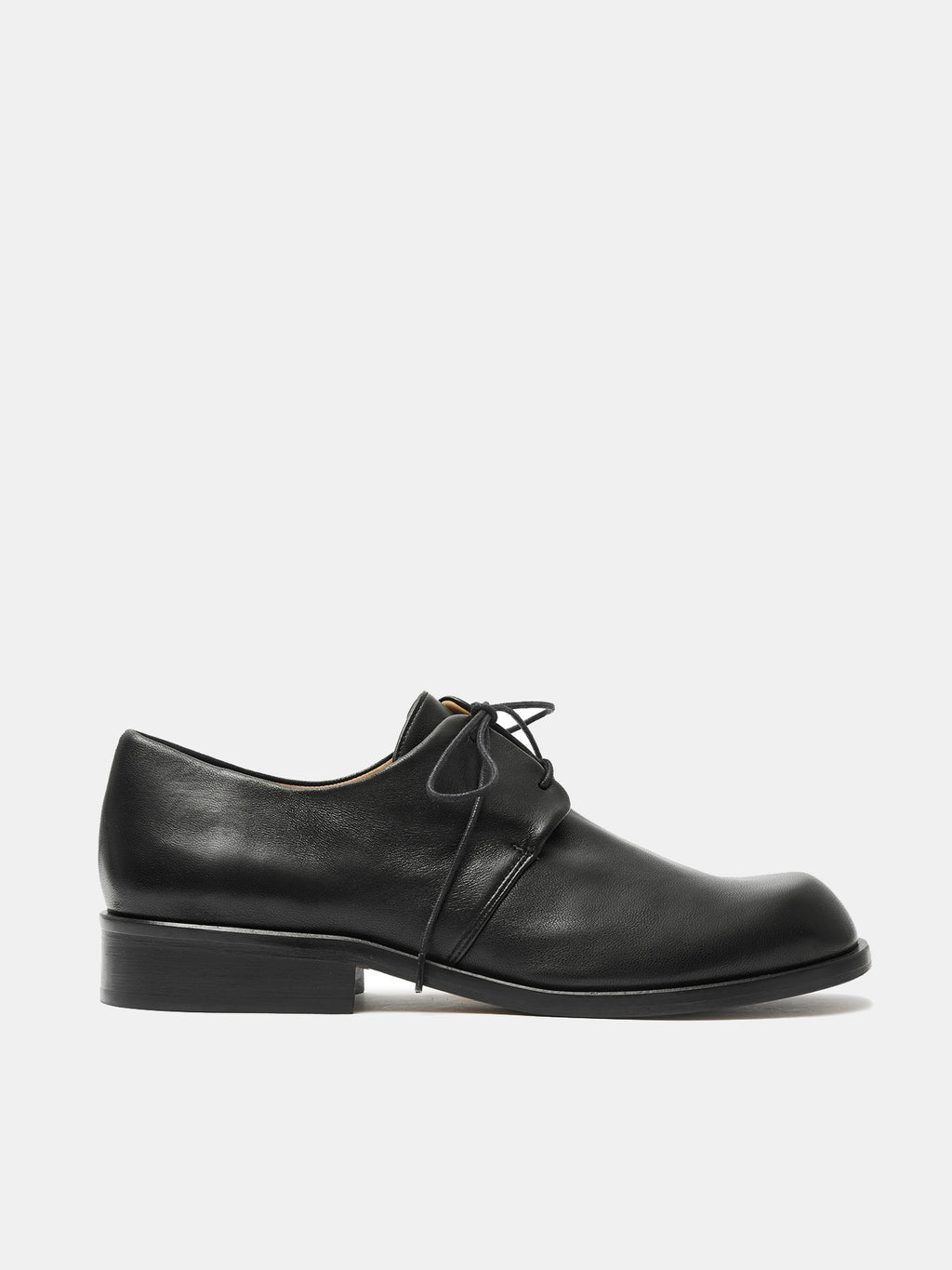 Zapato de mujer en piel con tacón bajo. Olwen