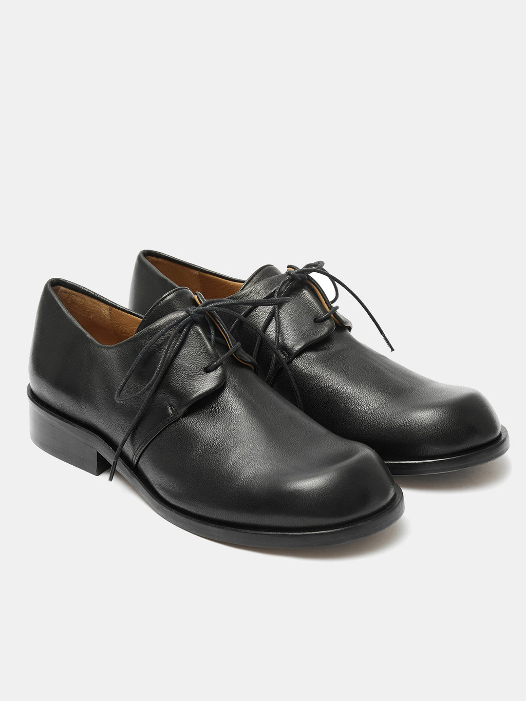 Zapato de mujer en piel con tacón bajo. Olwen