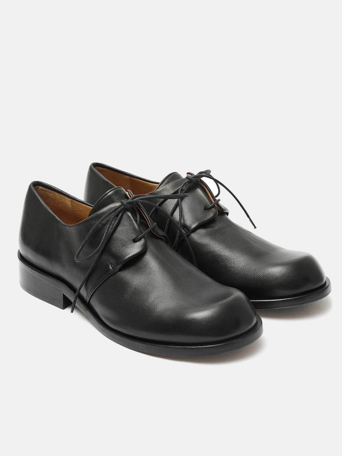 Zapato de mujer en piel con tacón bajo. Olwen