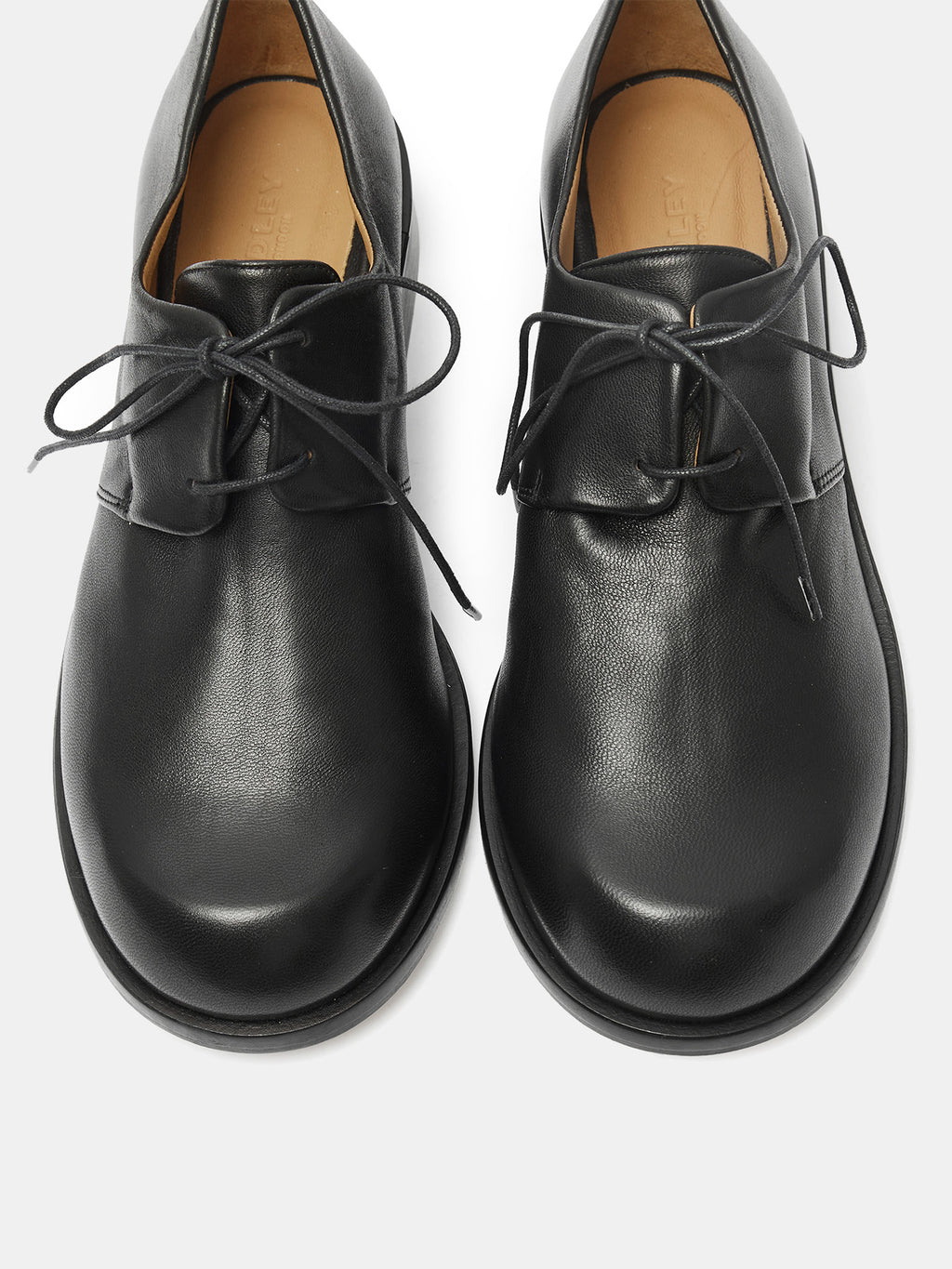 Zapato de mujer en piel con tacón bajo. Olwen