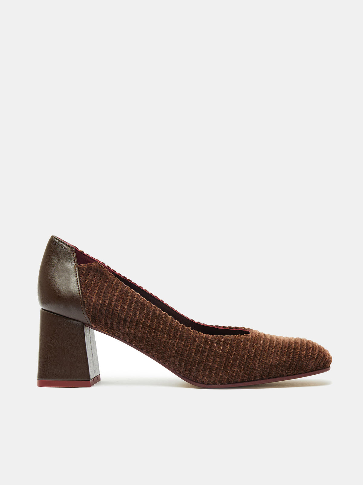 Scarpa da donna in pelle con tacco medio. Odile
