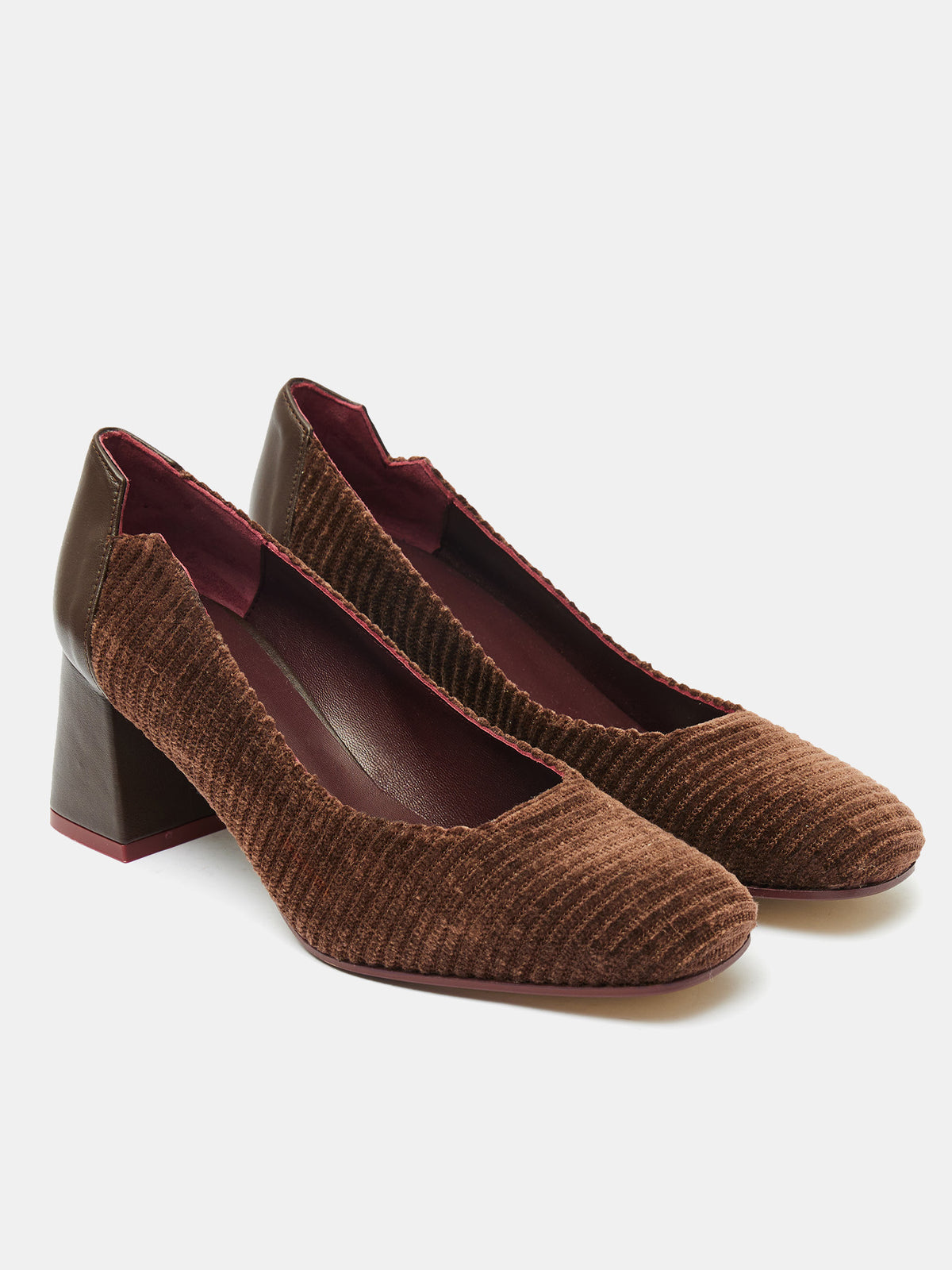 Scarpa da donna in pelle con tacco medio. Odile