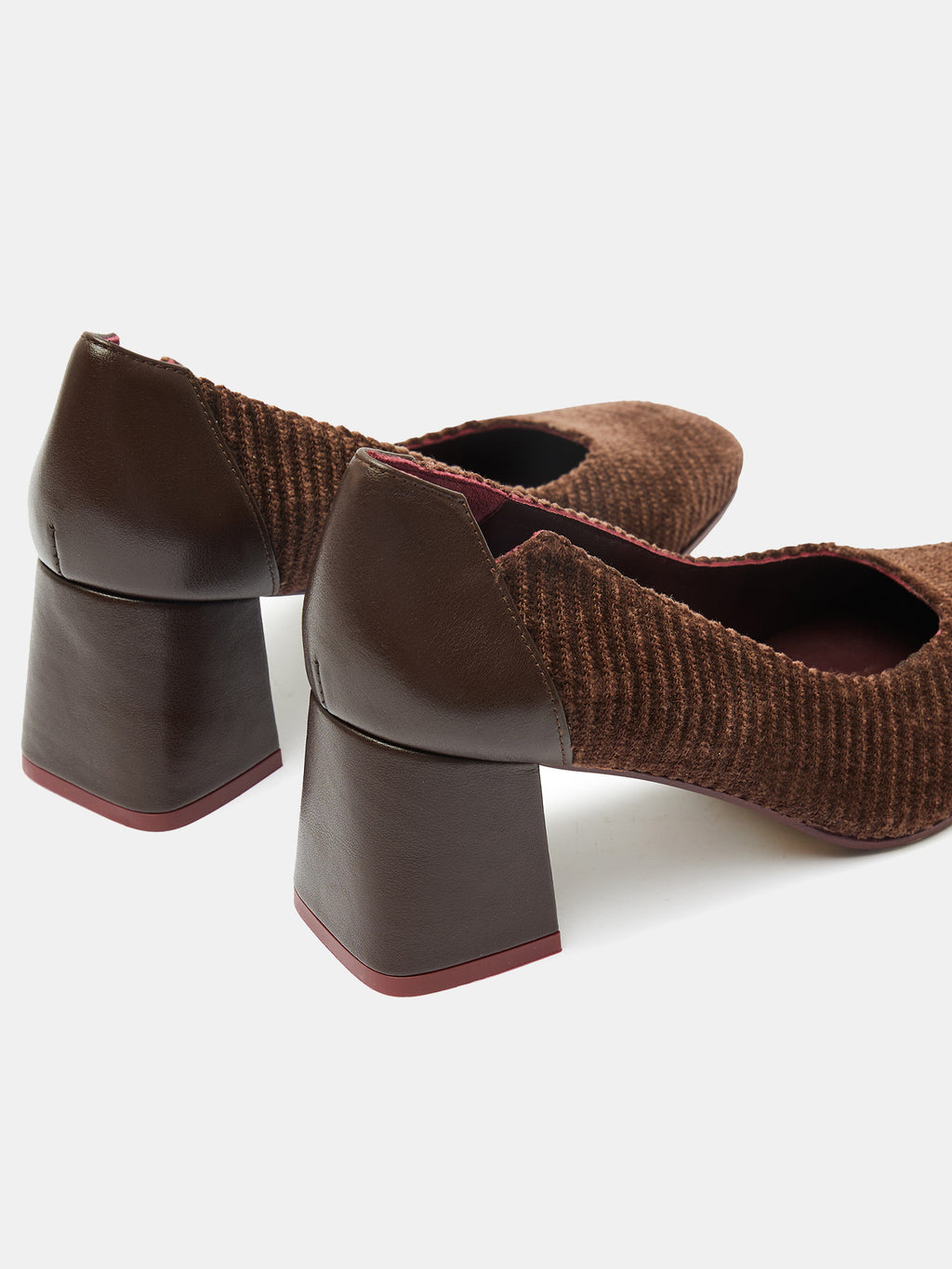 Scarpa da donna in pelle con tacco medio. Odile