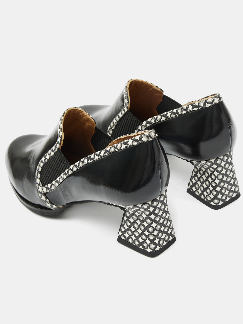 Zapato de mujer en piel con tacón alto. Orinda