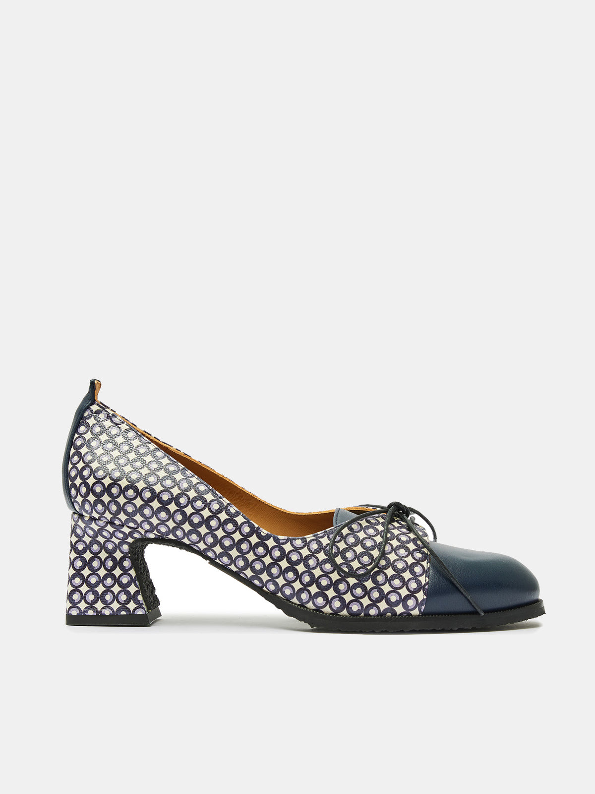 Zapato de mujer en piel con tacón alto. Orquidea