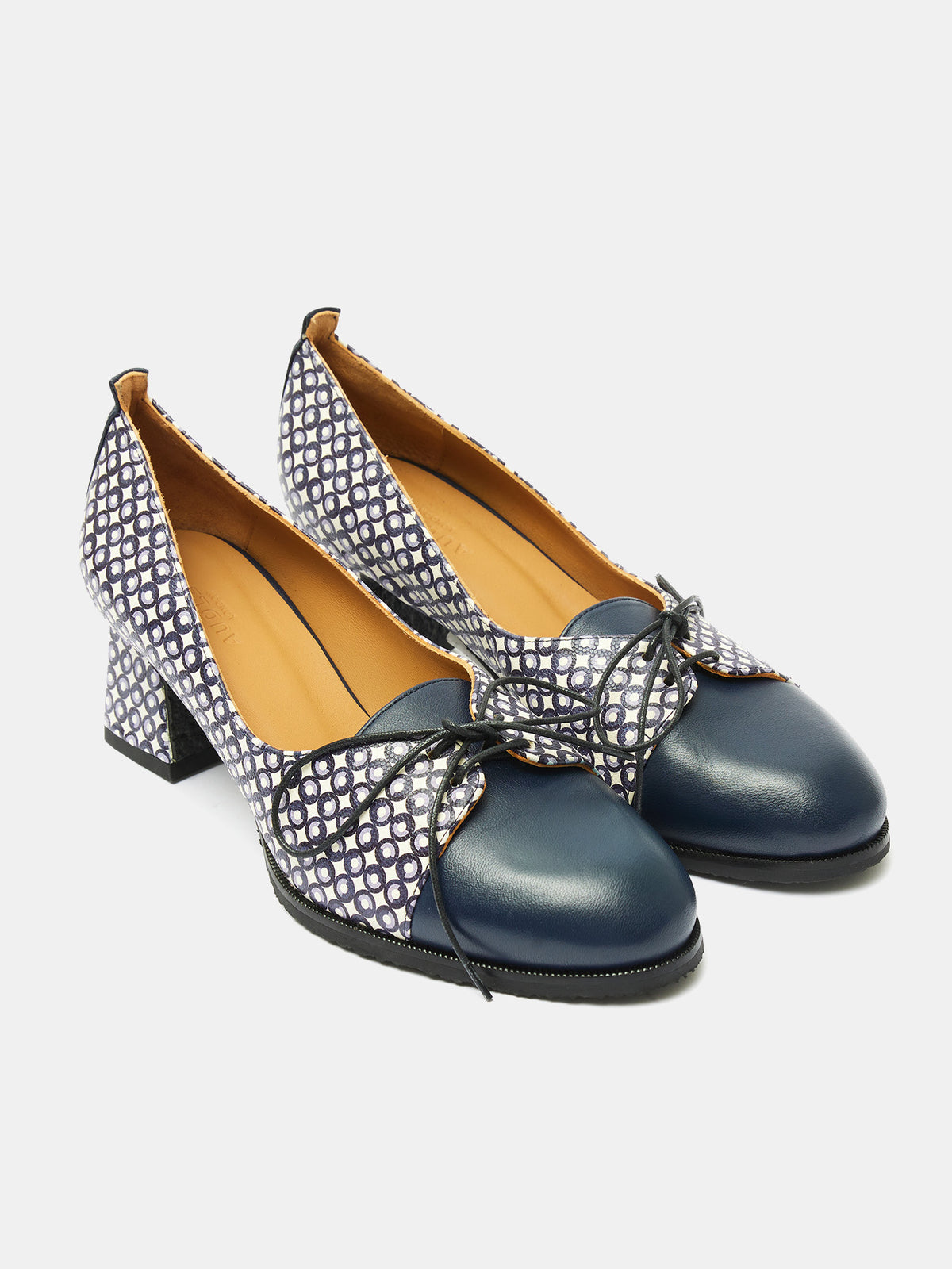 Zapato de mujer en piel con tacón alto. Orquidea