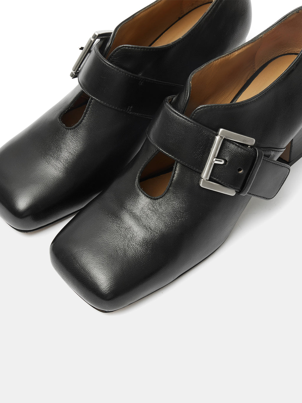 Scarpa da donna in pelle con tacco medio. Marga