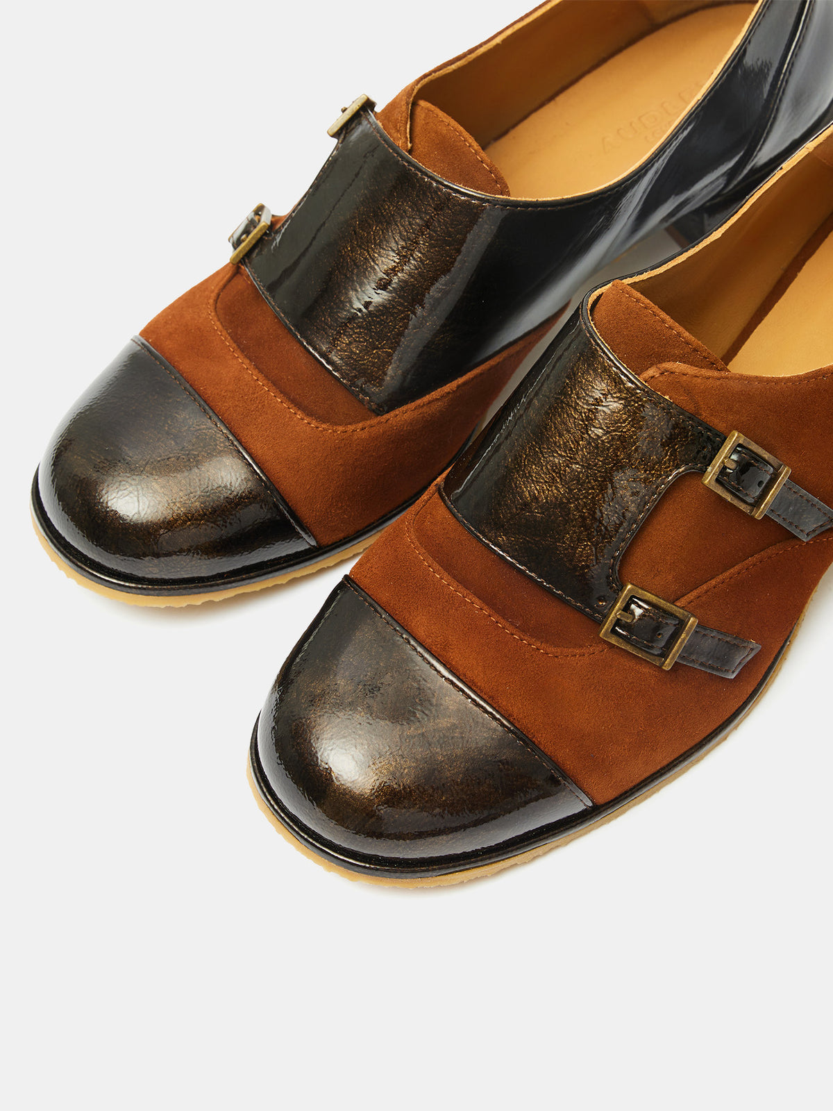 Zapato de mujer en piel con tacón bajo. Orli