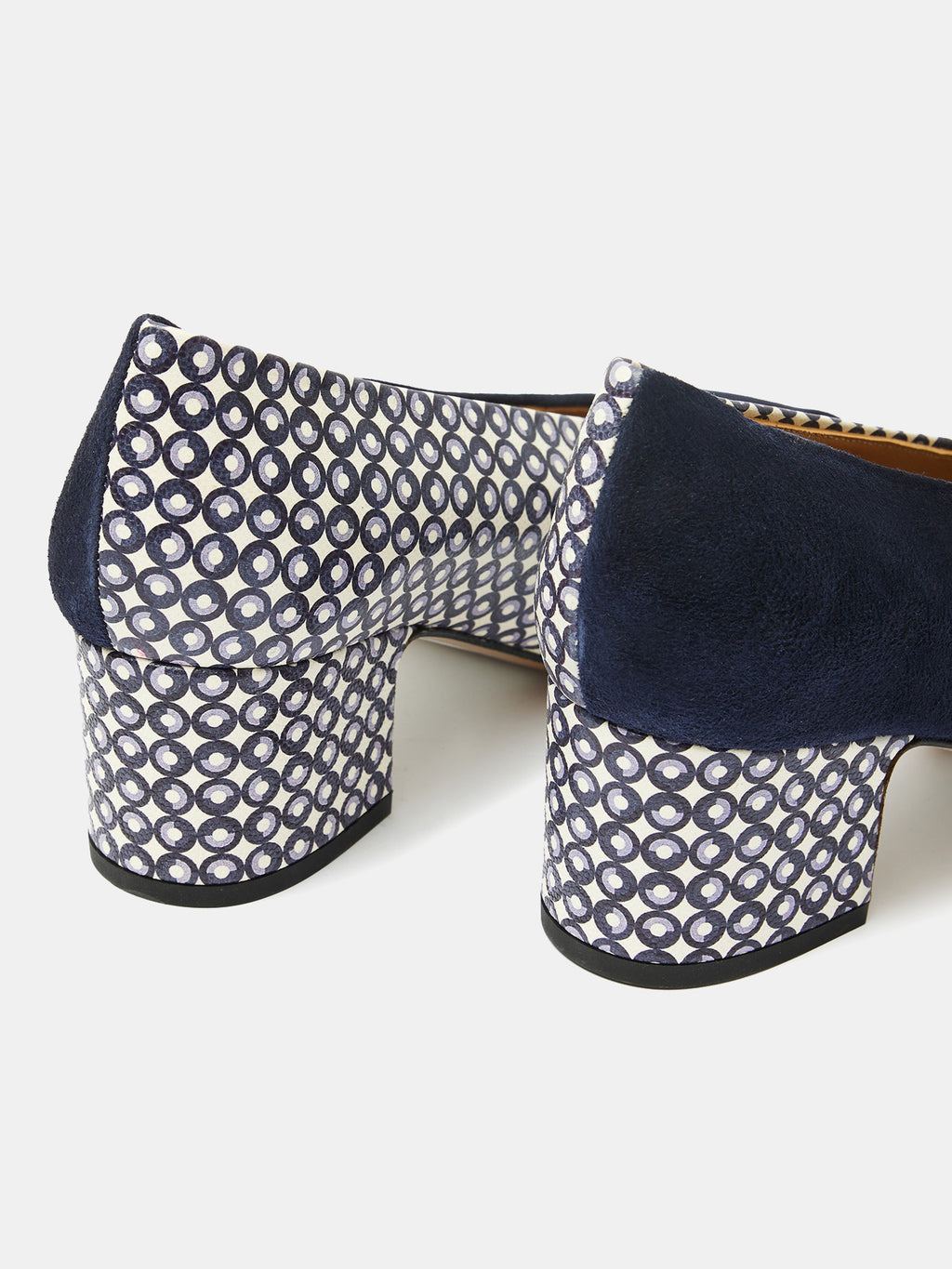 Scarpa da donna in pelle con tacco medio. Marga
