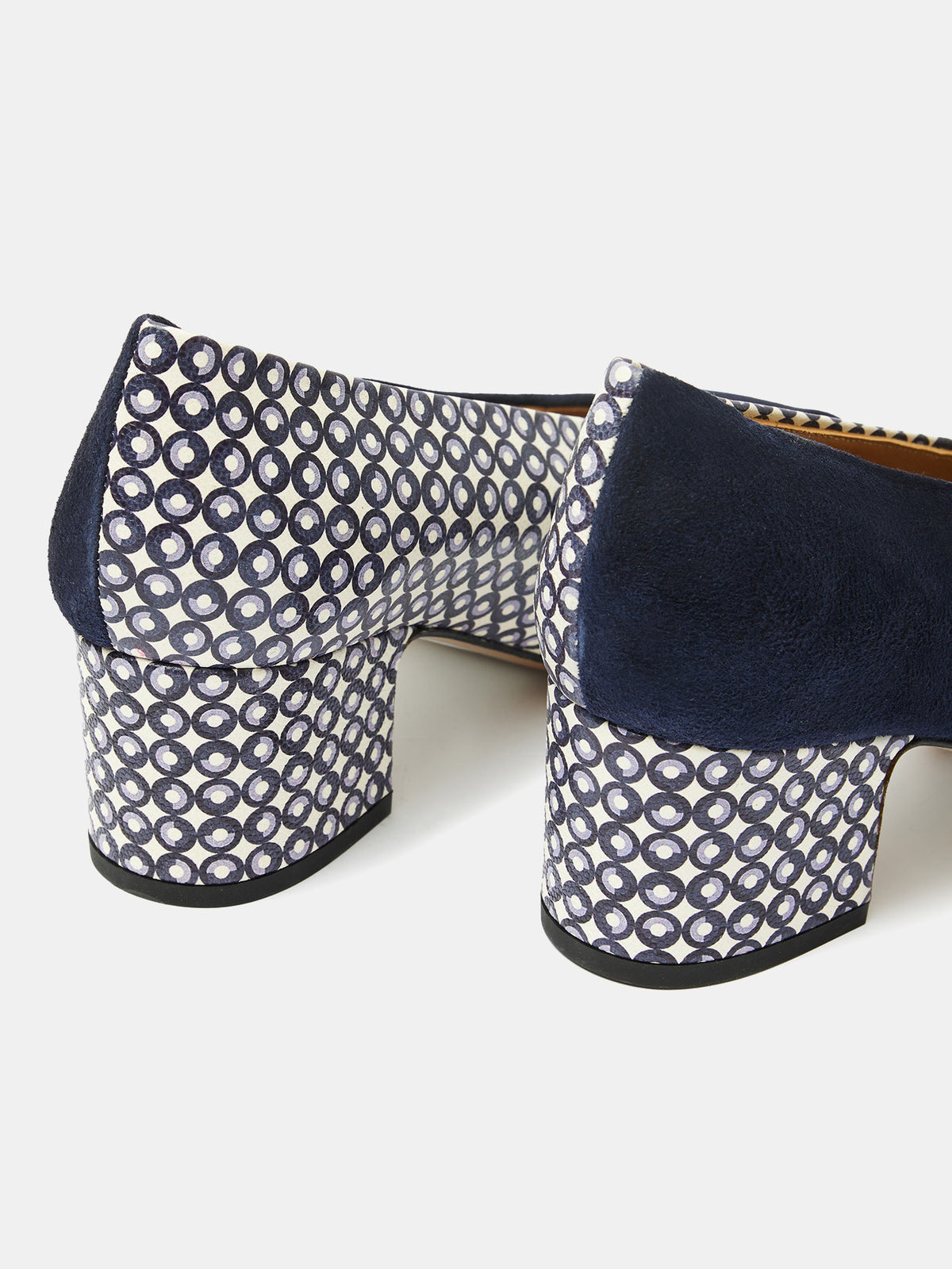 Scarpa da donna in pelle con tacco medio. Marga