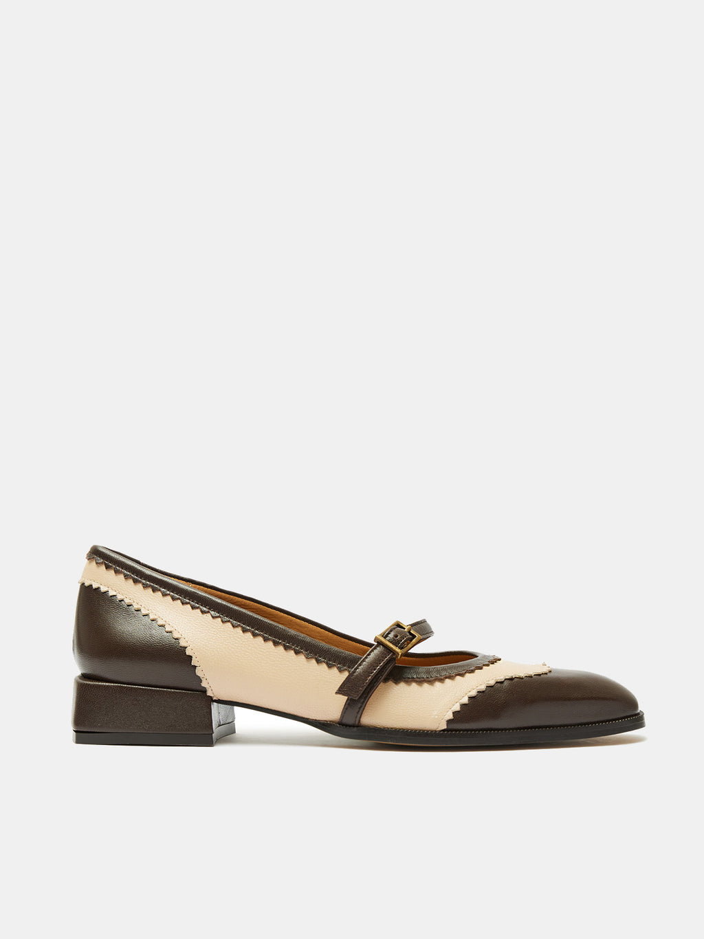 Zapato de mujer en piel con tacón bajo. Omega